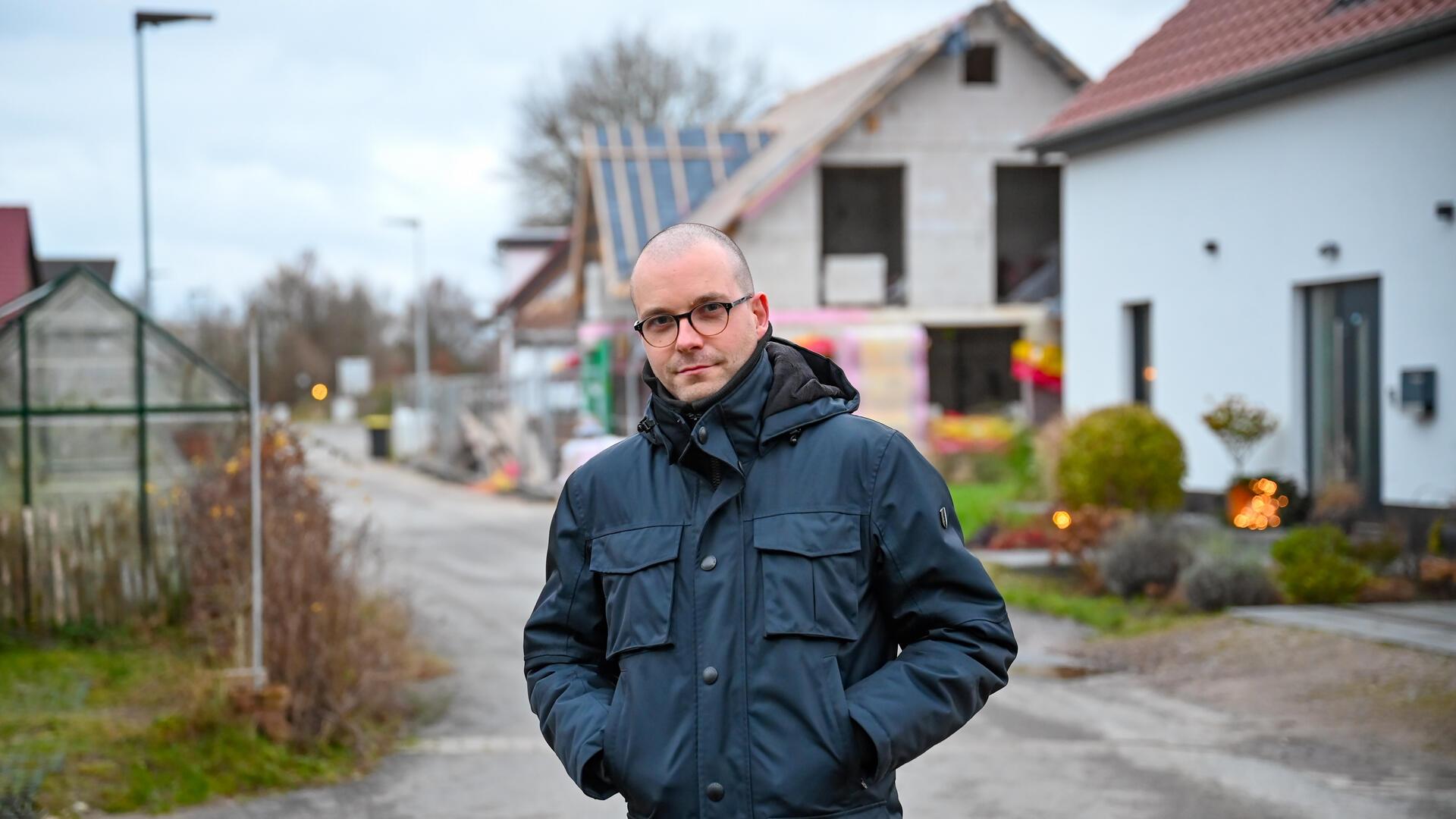 Das Neubaugebiet „Sportplatz-Quartier“: Die Stadt hat für mobile Straßenlaternen gesorgt.