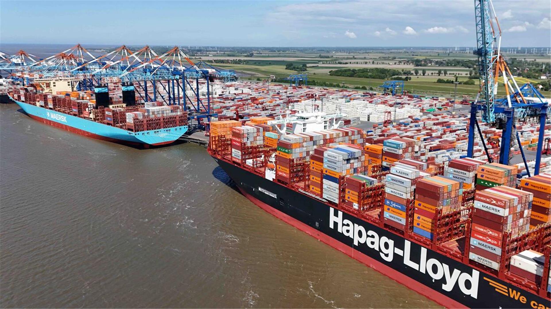Zwei große Containerschiffe liegen an einem Terminal