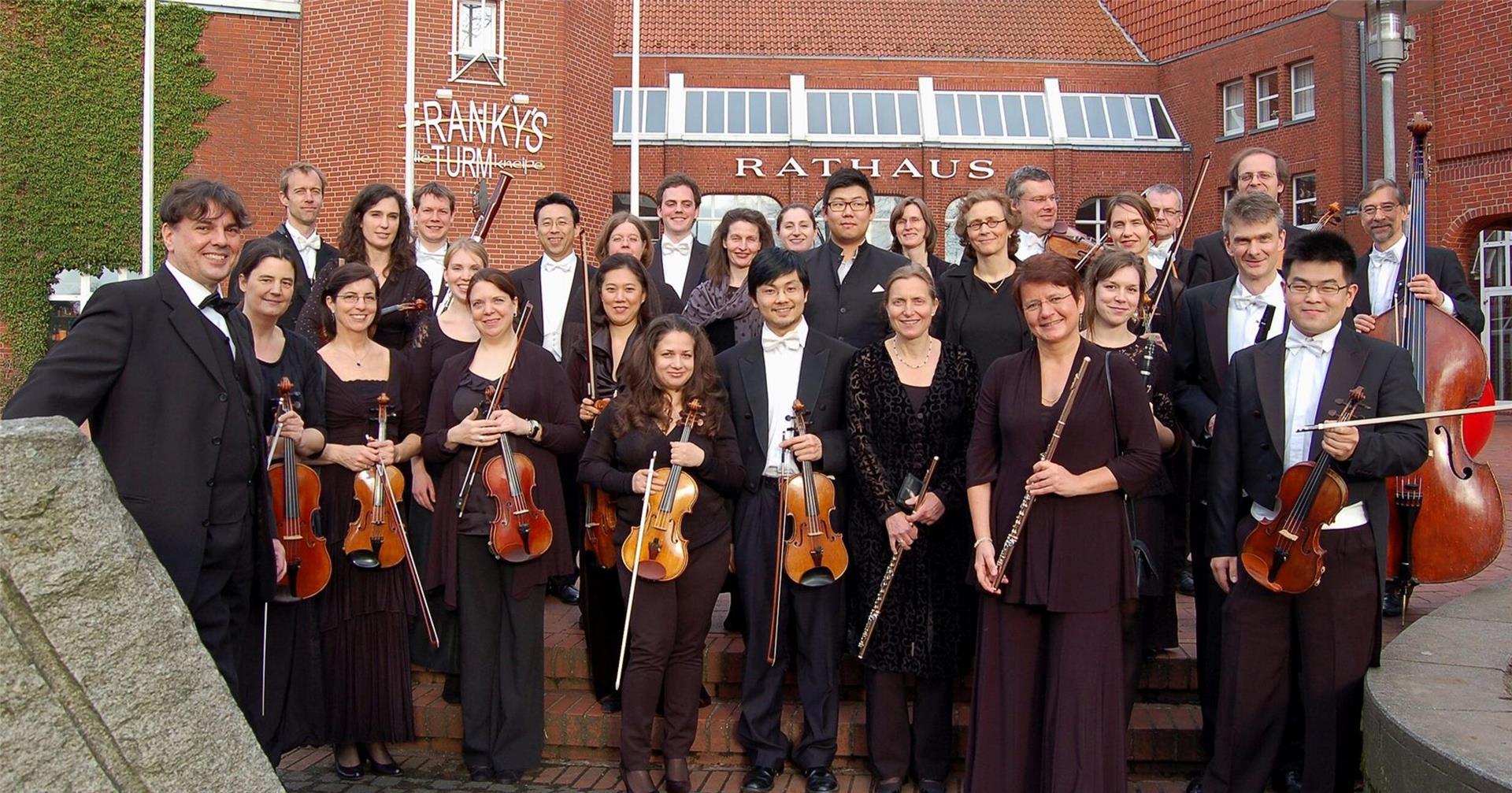 Orchester Hamburger Camerata mit Dirigent Andreas Borbe