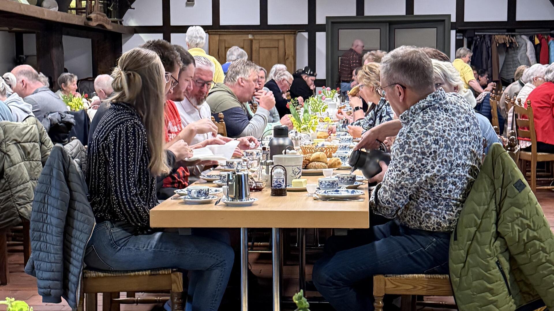Menschen sitzen am Frühstückstisch im Heimathaus Sittensen. Der Heimatverein hatte zu der traditionellen Veranstaltung eingeladen.