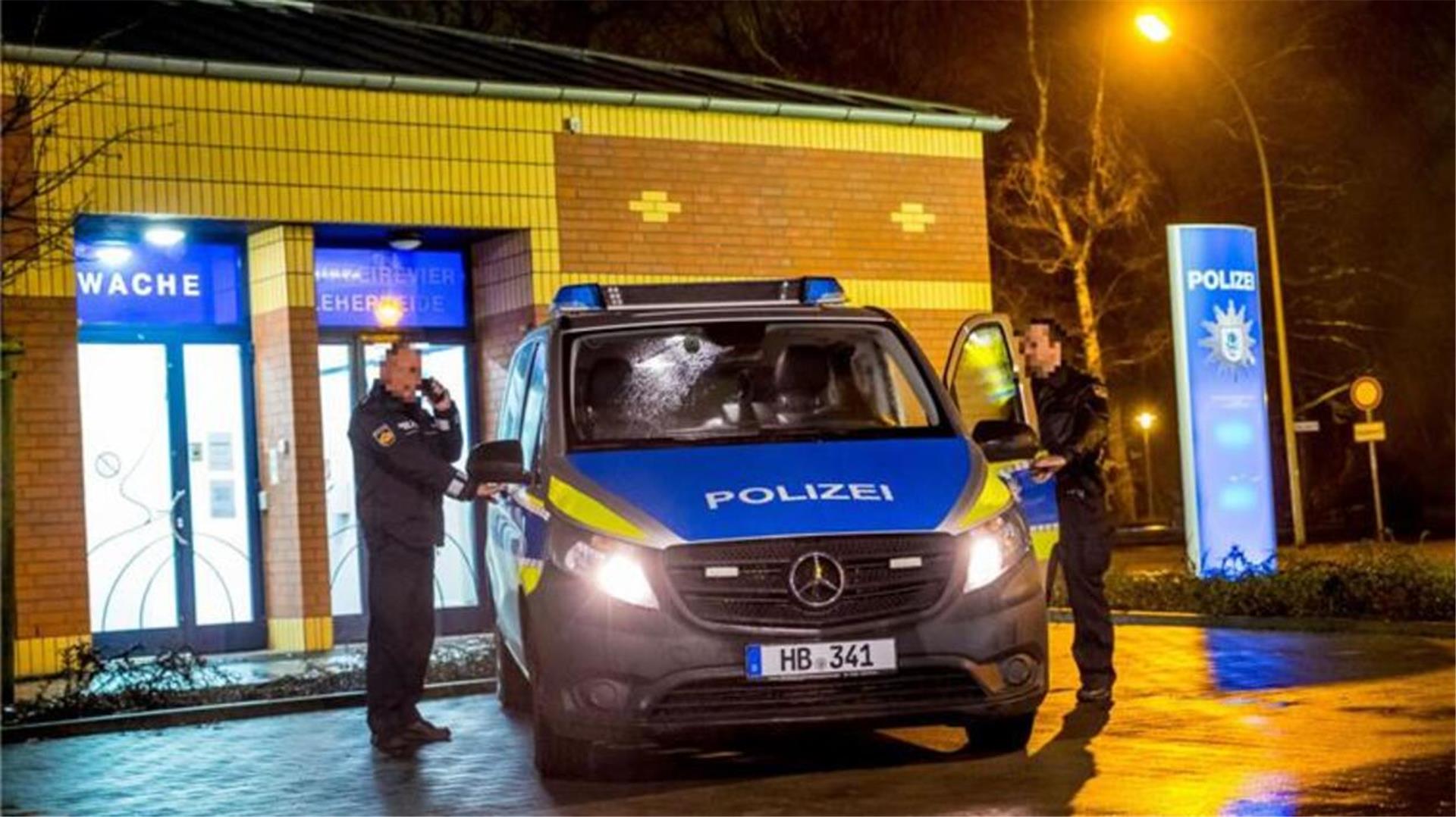 Ein Polizeiwagen vor einer Polizeiwache. 