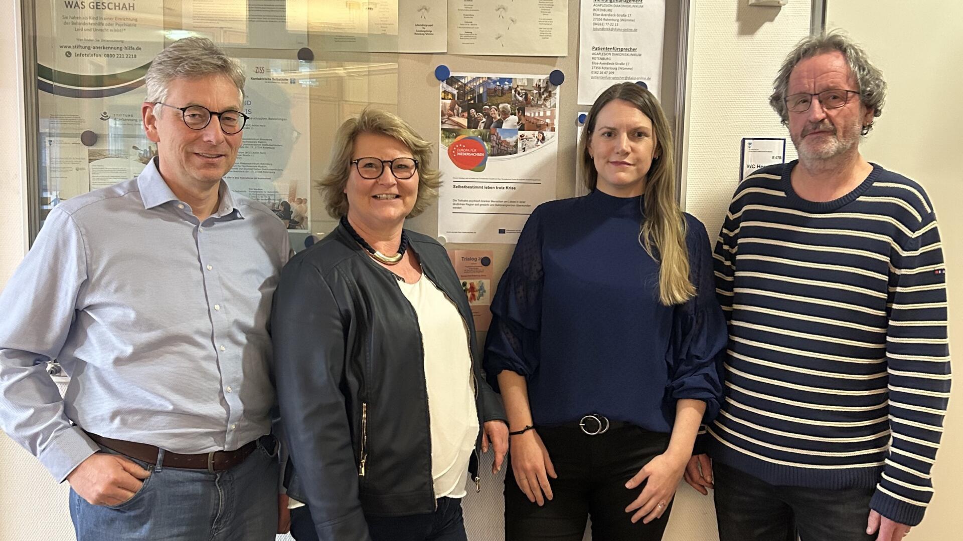 Das Projektteam mit Chefarzt Prof. Dr. med. Carsten Konrad freut sich über den Start von „Selbstbestimmt leben trotz Krise".