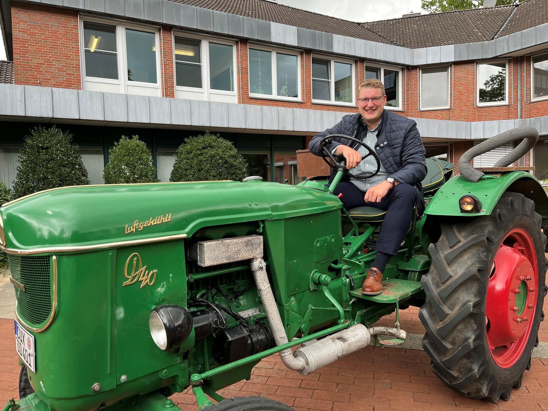 Schiffdorfs Bürgermeister Henrik Wärner auf seinem Oldtimer-Trecker Deutz 40 