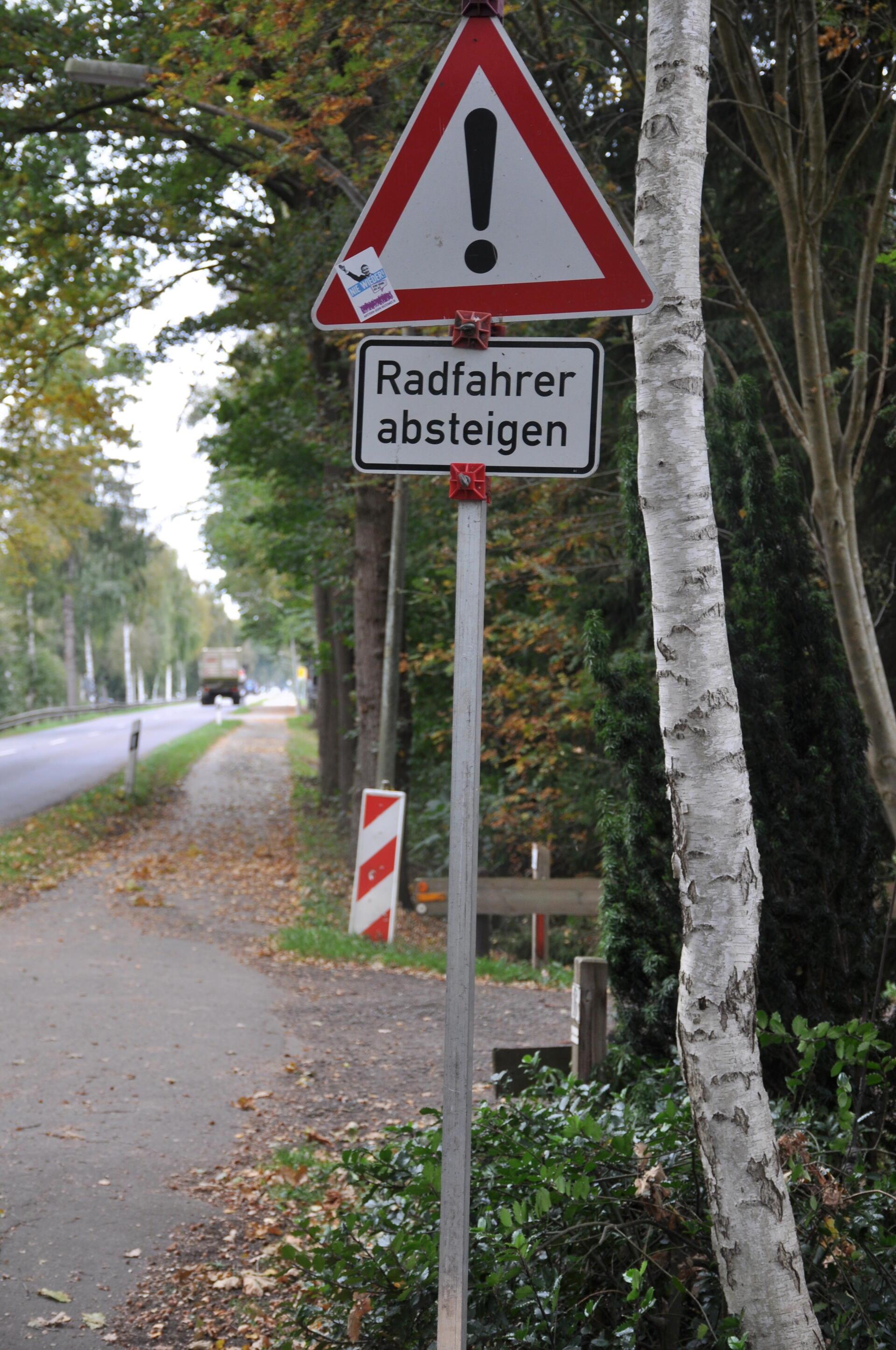 Das Schild soll schon bald an der Kreisstraße der Vergangenheit angehören: Der Landkreis will ein längeres Teilstück des besonders maroden Radweges zwischen dem Abzweig Augustendorf und Gnarrenburg sanieren.