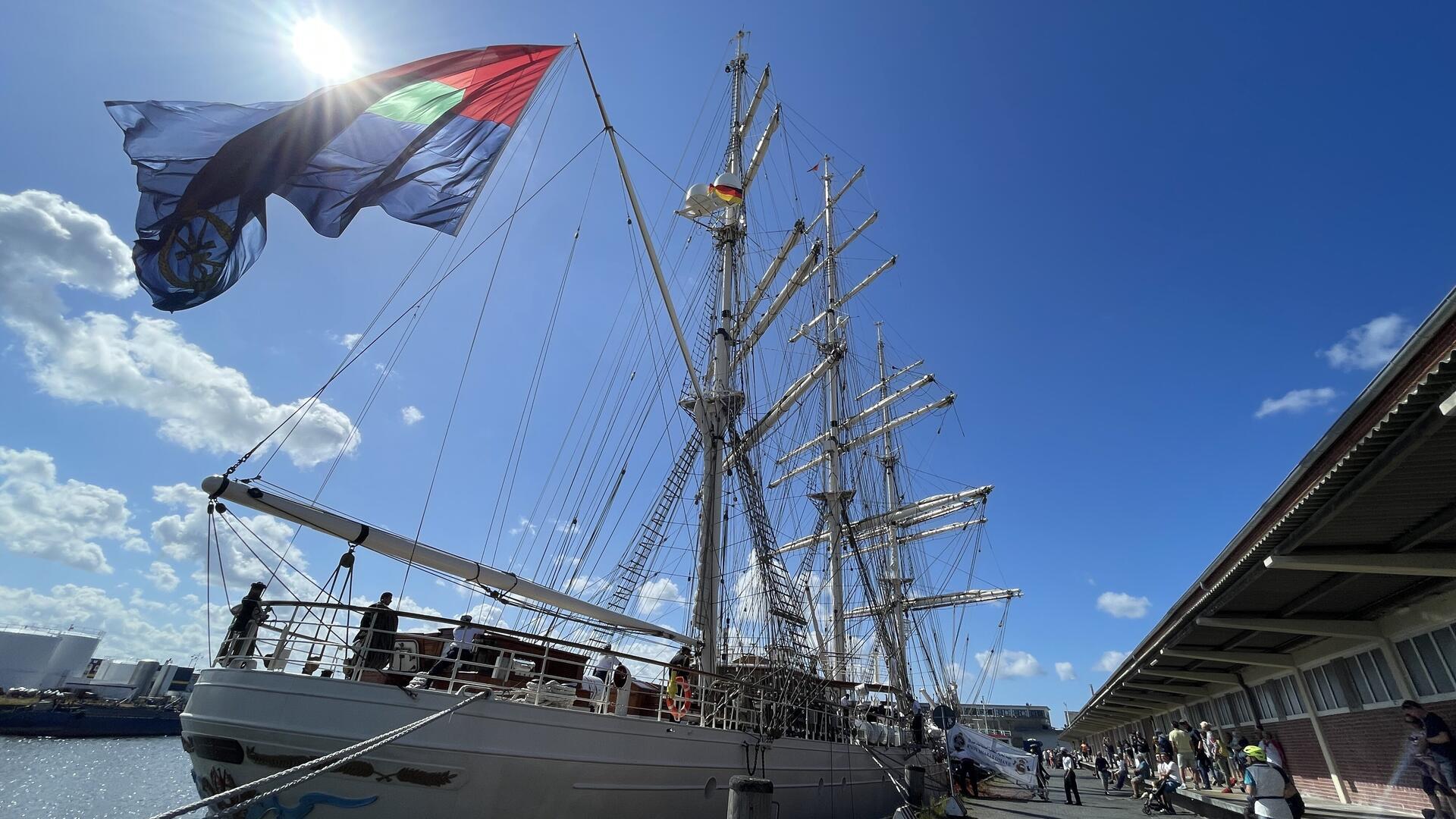 Ein Segelschiff liegt an einer Kaje