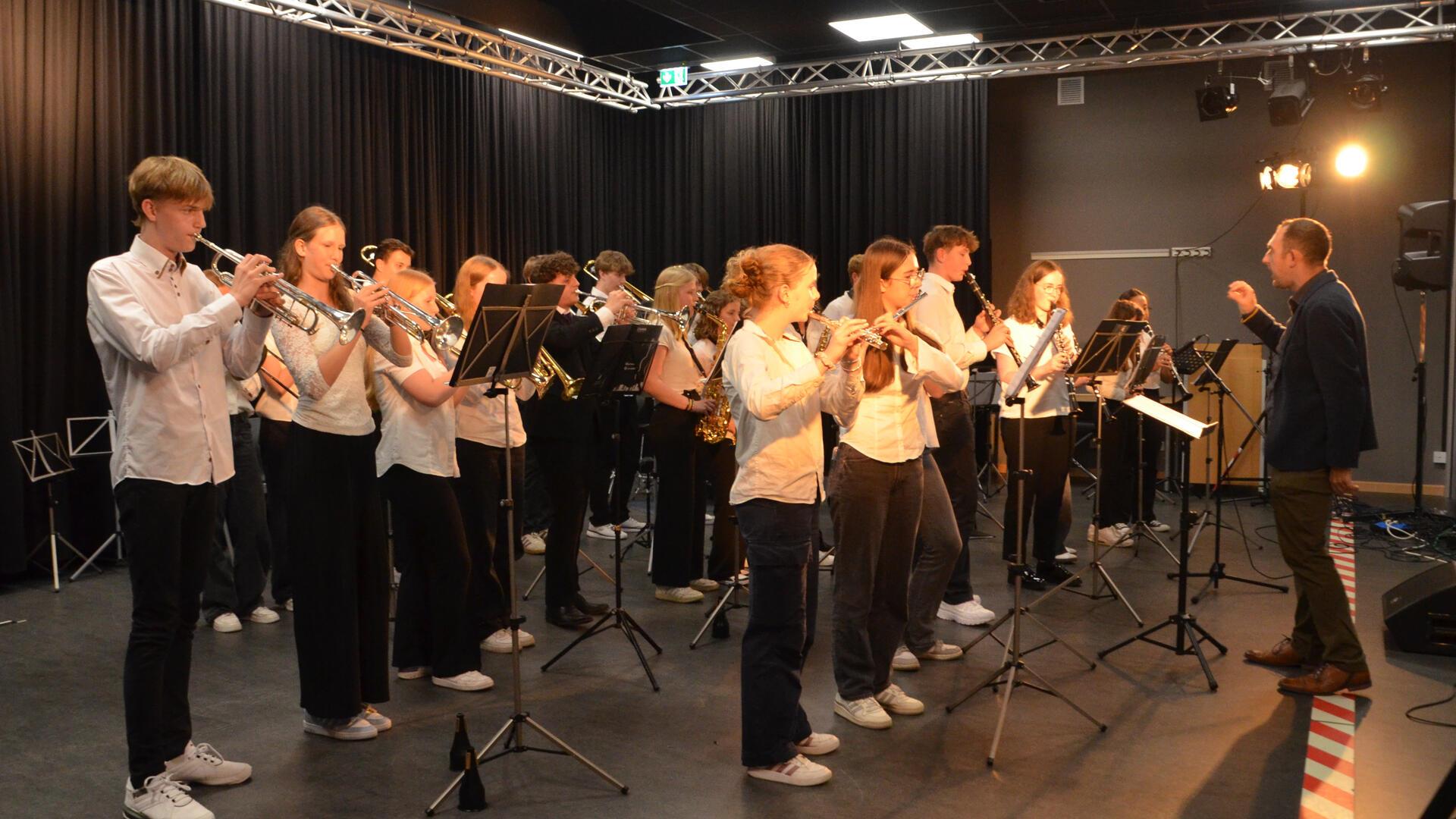 Das Sommerkonzert des Gymnasiums war mehr als ein musikalischer Ausklang des Schuljahres – es war ein Fest der Talente, Stile und Generationen. Unser Foto zeigt das Jugendorchester mit Leiter Tobias Postel.