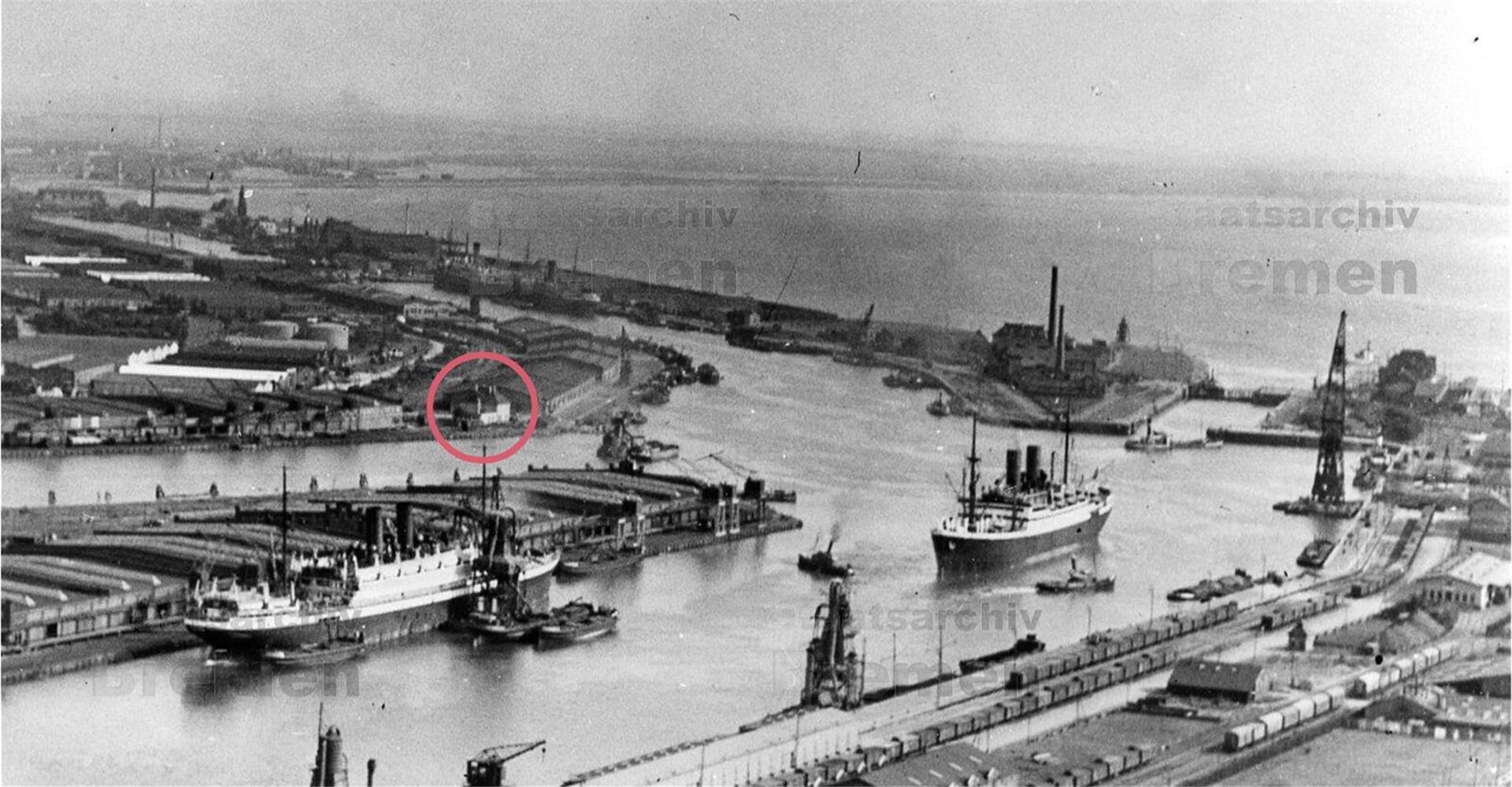 Ein Schwarz-Weiß-Foto, das einen Hafen zeigt. Es ist der Kaiserhafen in Bremerhaven im Jahr 1905.