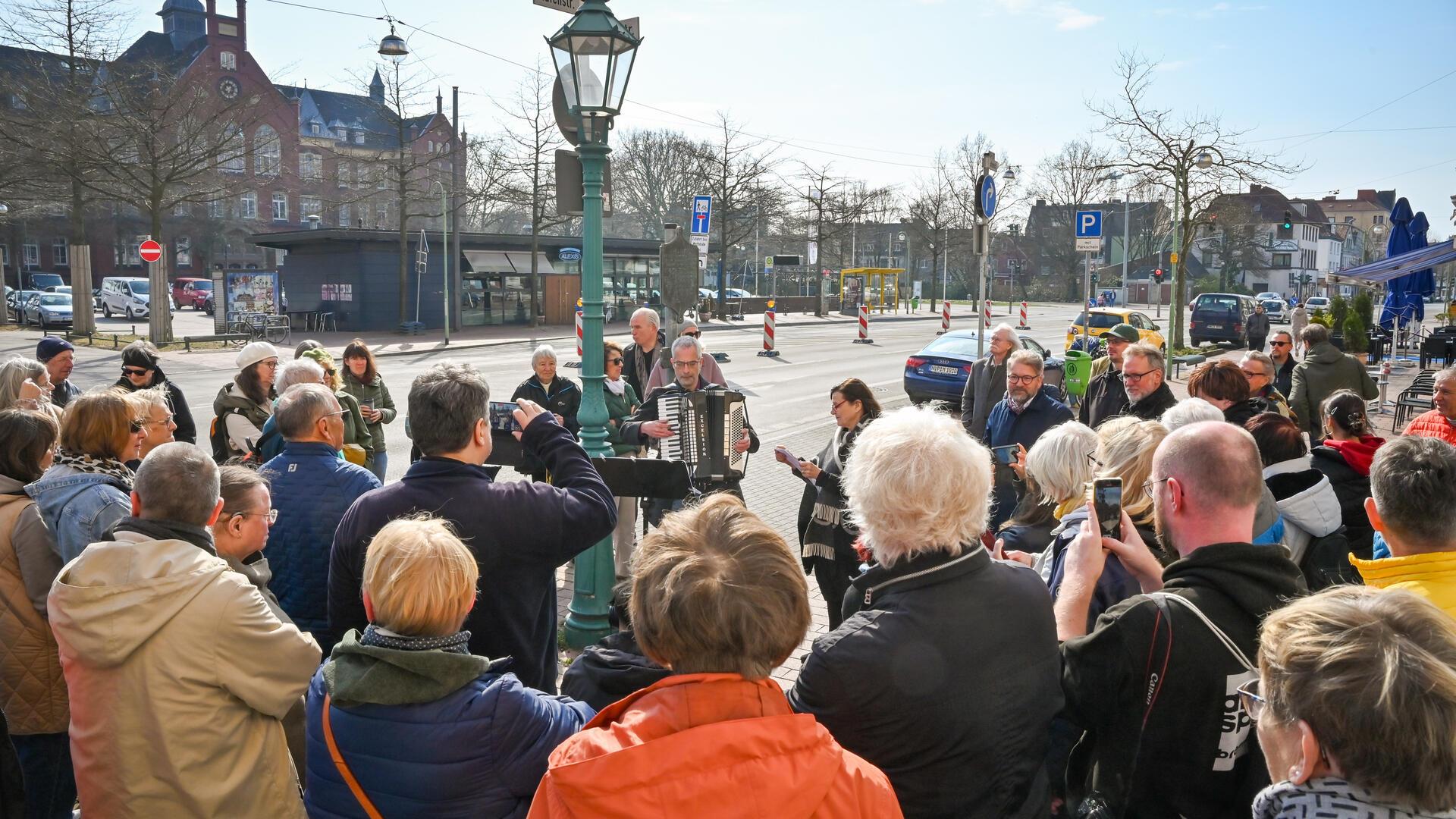 Das Stadttheater feiert eine der berühmtesten Töchter Bremerhavens: Liese-Lotte Bunnenberg, besser bekannt als Lale Andersen. Isabel Zeumer und Jan-Hendrik Ehlers singen ihr berühmtes Lied in der Urfassung unter der Laterne an ihrem Geburtshaus.