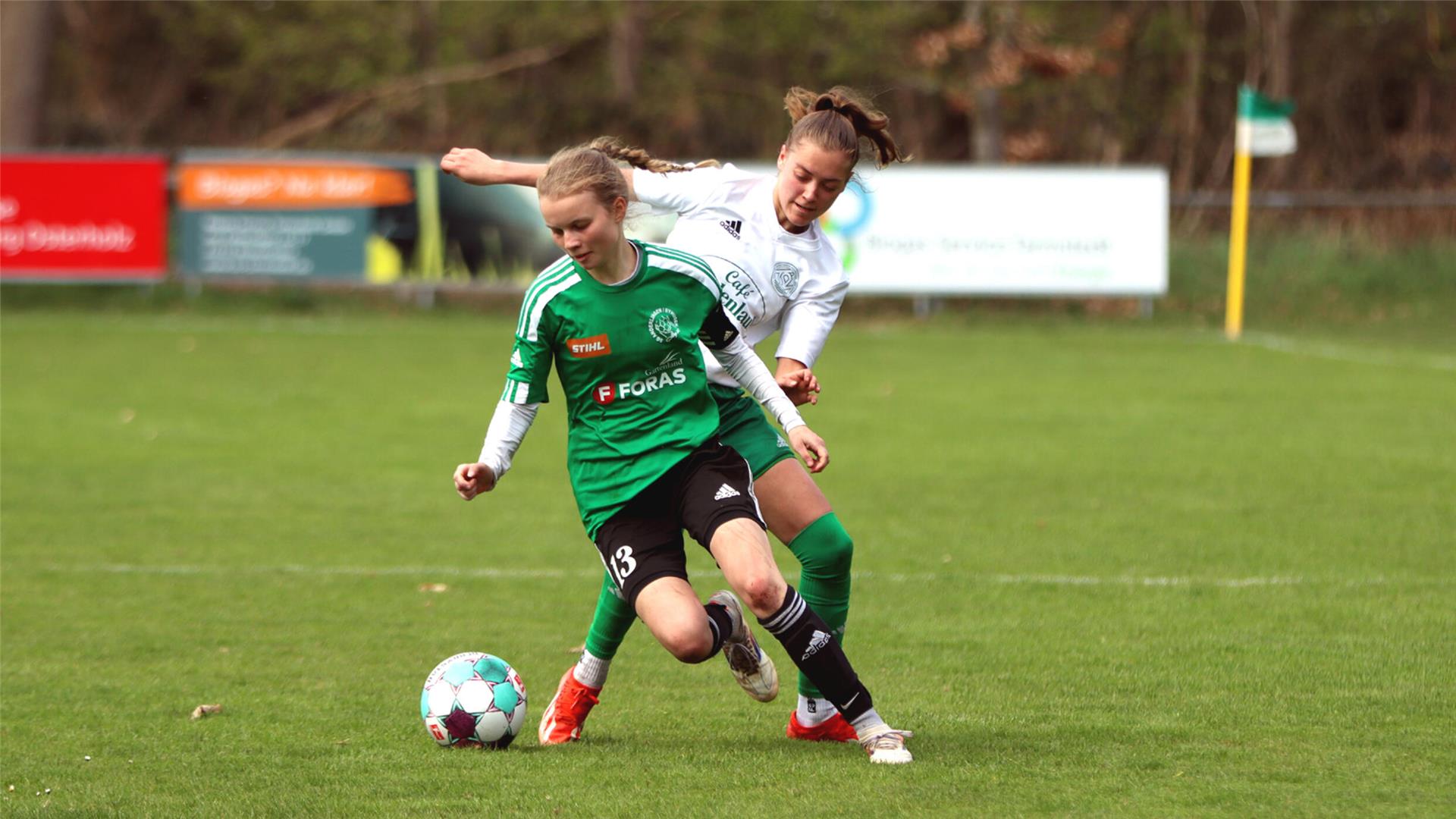 Zwei Frauen kämpfen um einen Ball.