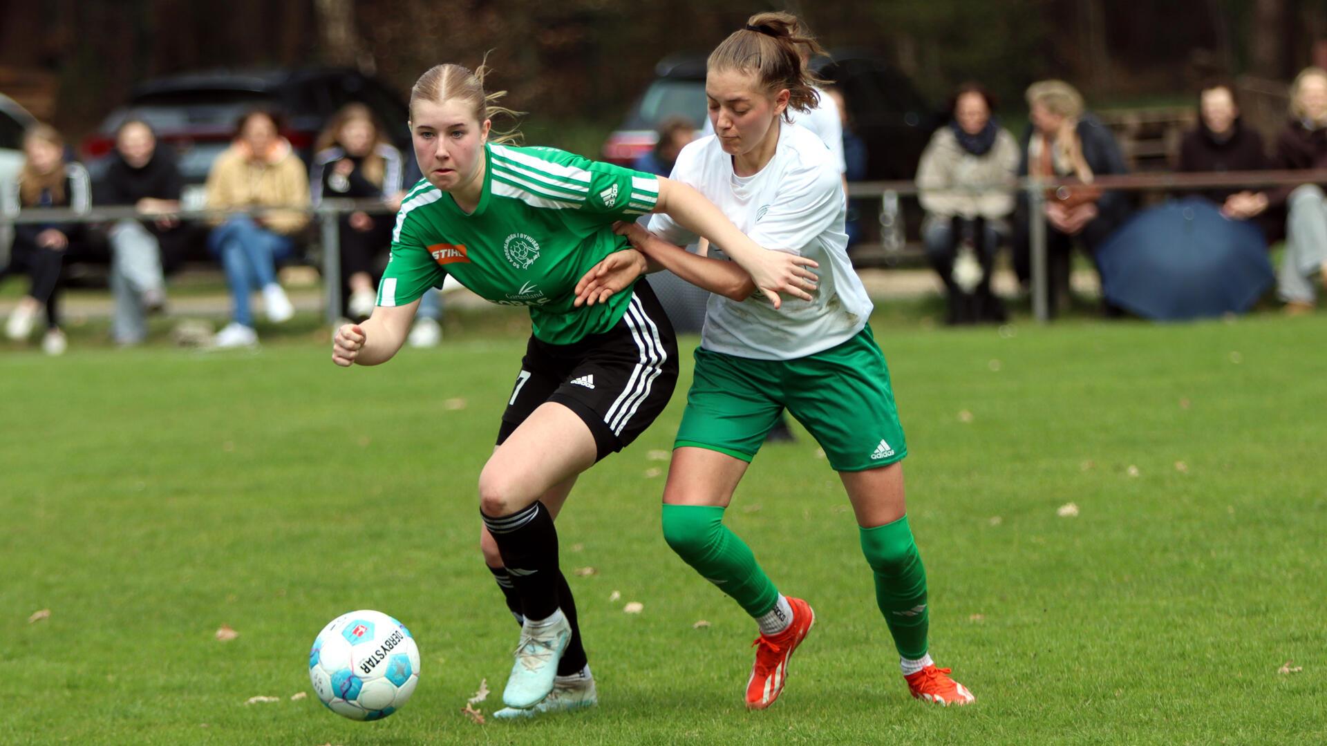 Das Team um Lea Marie Steffens (li.) feierte im Top-Spiel einen Kantersieg.