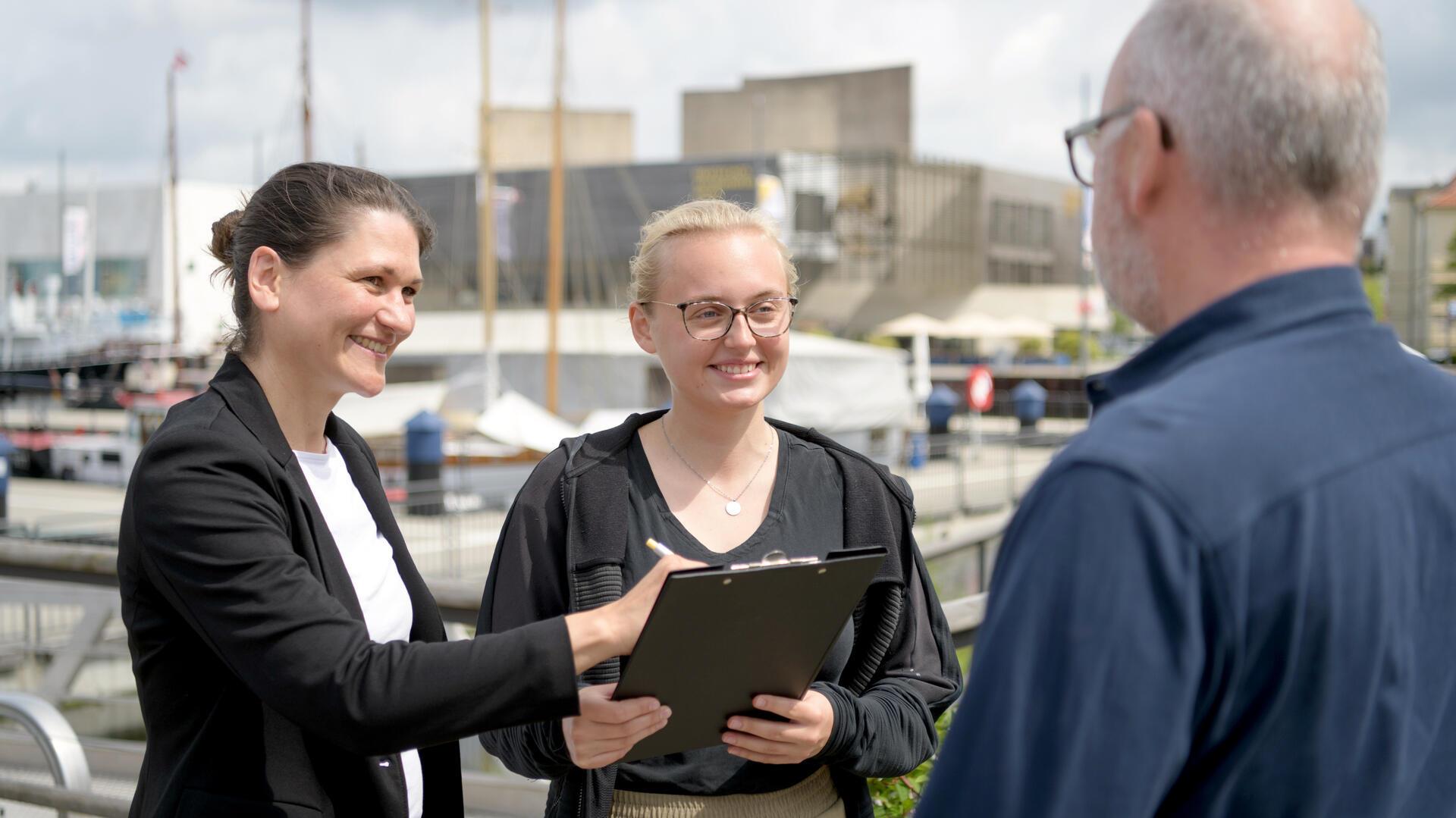 Das Team von Professorin Dr. Anna Wulf und Anna-Lena Ostendorf von der Hochschule Bremerhaven (von links) hat zahlreiche Touristen und Einheimische zum Thema „Bremerhaven als Reiseziel" befragt.