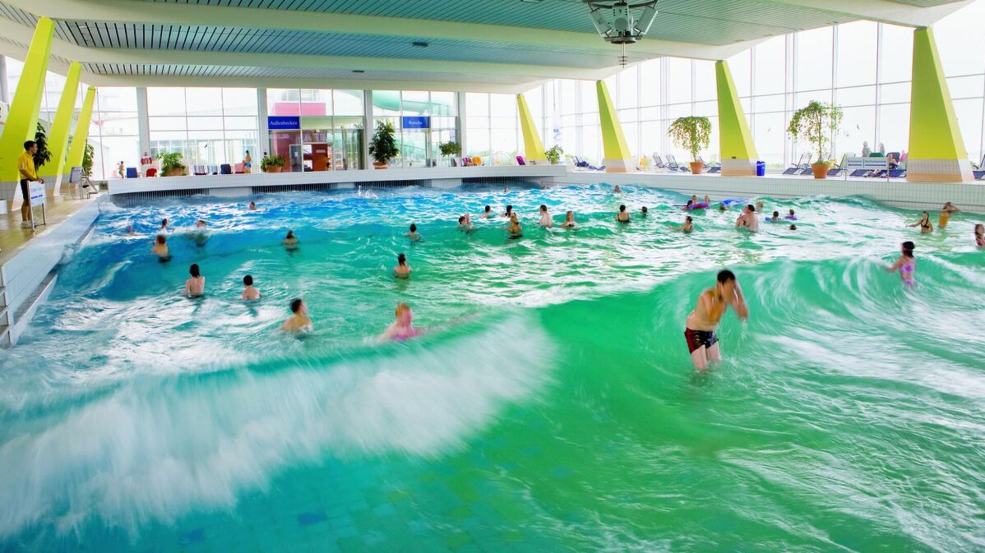 Mehrere Menschen beim Baden im Schwimmbad.