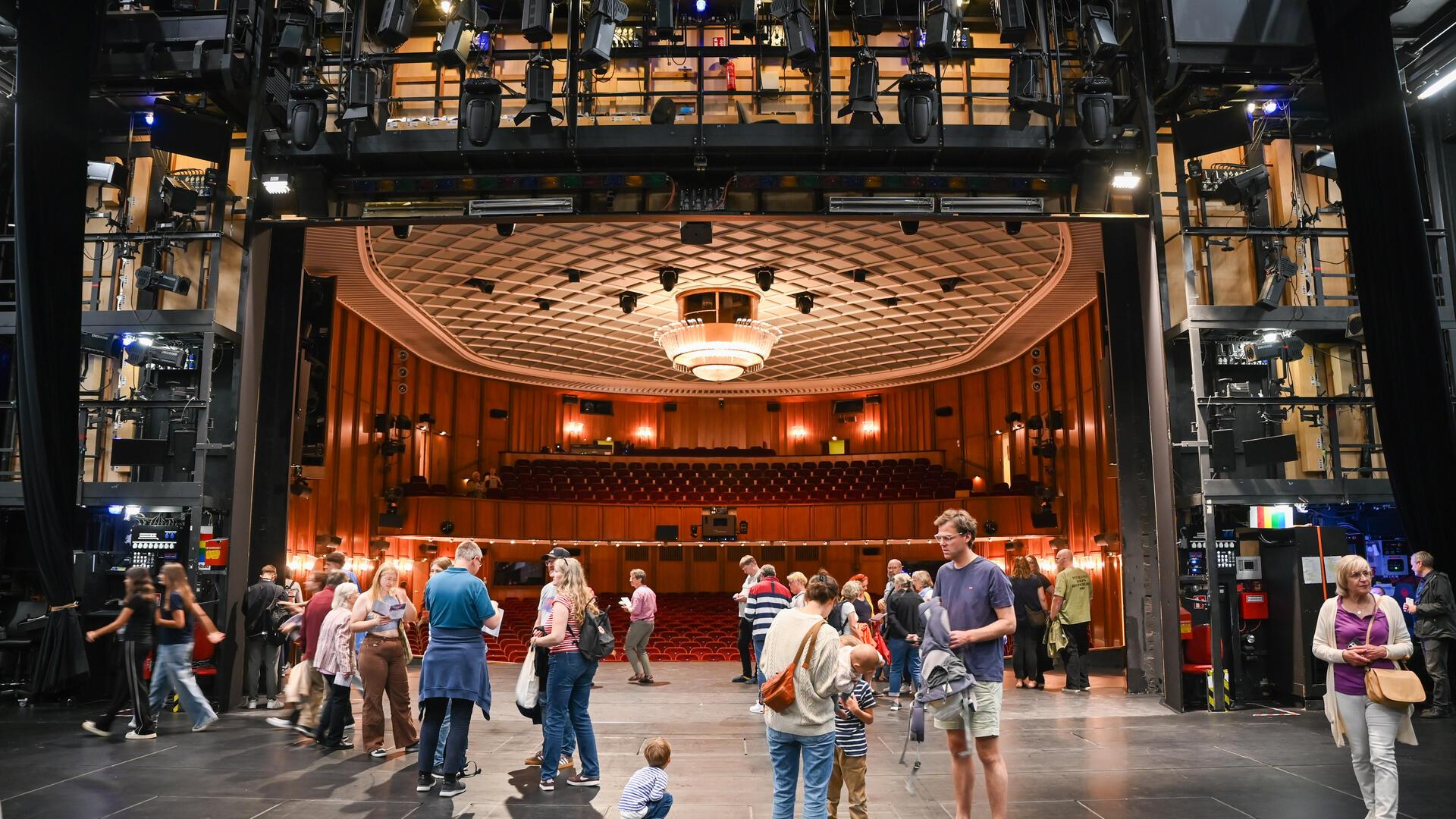 Das Theaterfest eröffnet die Spielzeit 2025/26 des Stadttheaters mit tollen und auch einmaligen Ein- und Ausblicken.
