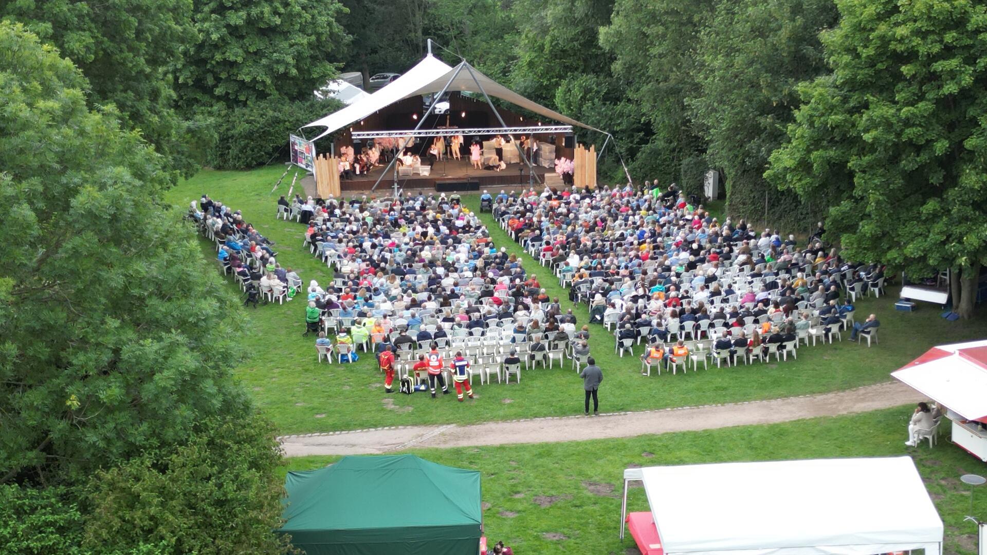 Das Theaterspektakel auf der Vörder Seebühne aus der Vogelperspektive. Vor ausverkauftem Publikum spielte ein 60-köpfiges Ensemble am Freitag Theodor Storms "Der Schimmelreiter". 