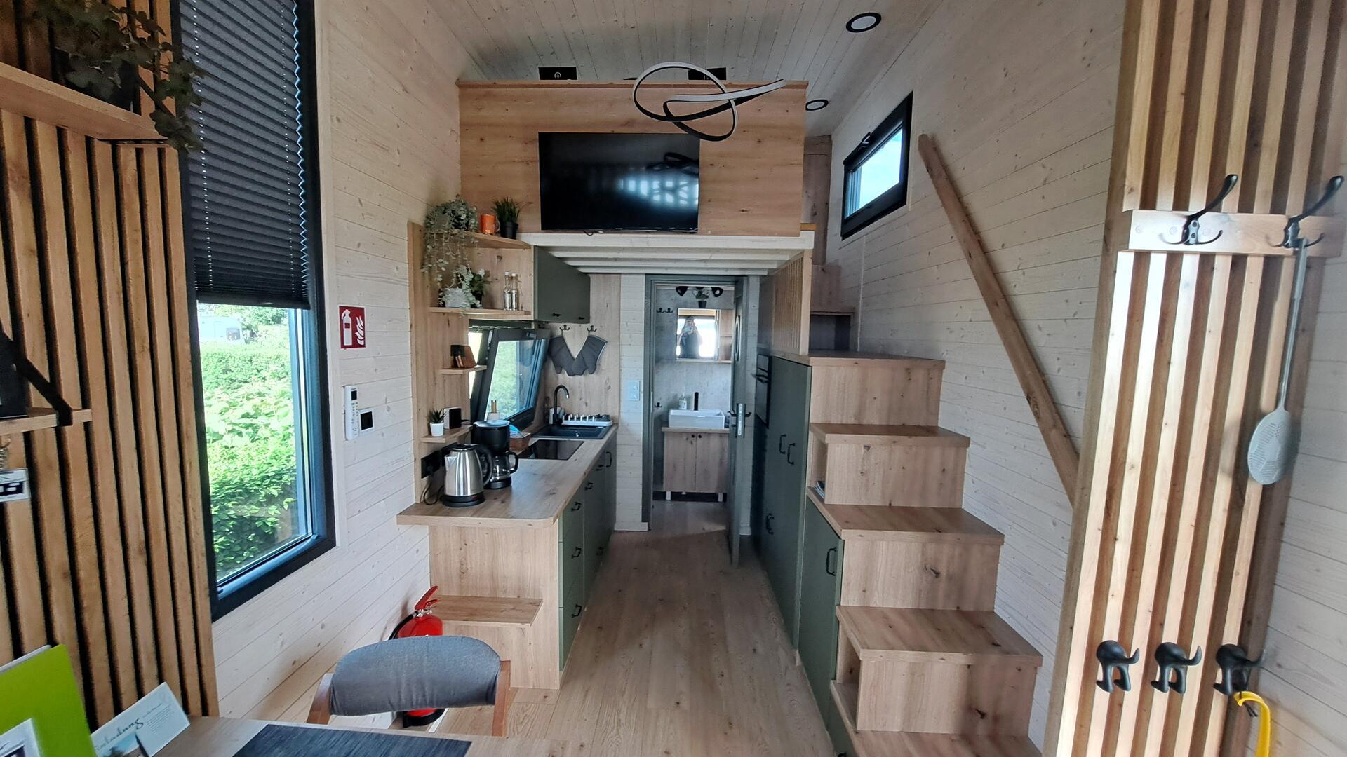 Das Tiny House in Sandstedt: Viel Holz und ein leichter Zugang zum Hochbett. 