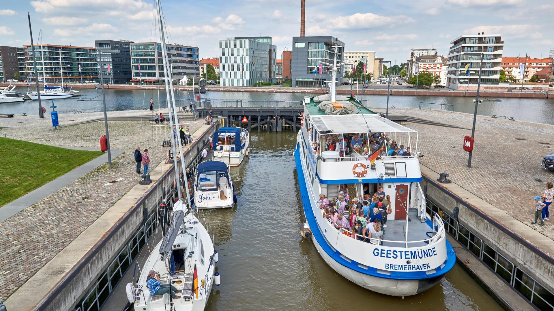 Das „Tor zur Welt“ feiert Geburtstag: Die Schleuse Neuer Hafen in Bremerhaven wurde vor 20 Jahren eröffnet. 