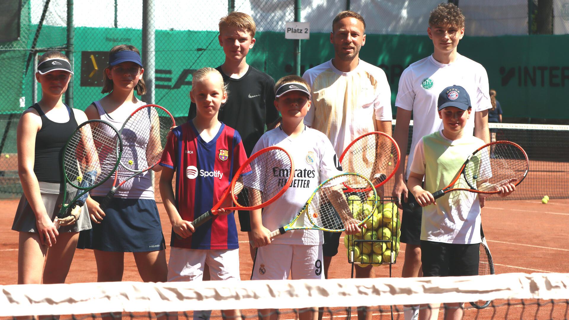 Das Training unter Weltmeister Ahmad Hamijou (hintere Reihe, Zweiter von rechts) auf dem Center Court war spannend und lehrreich zugleich.