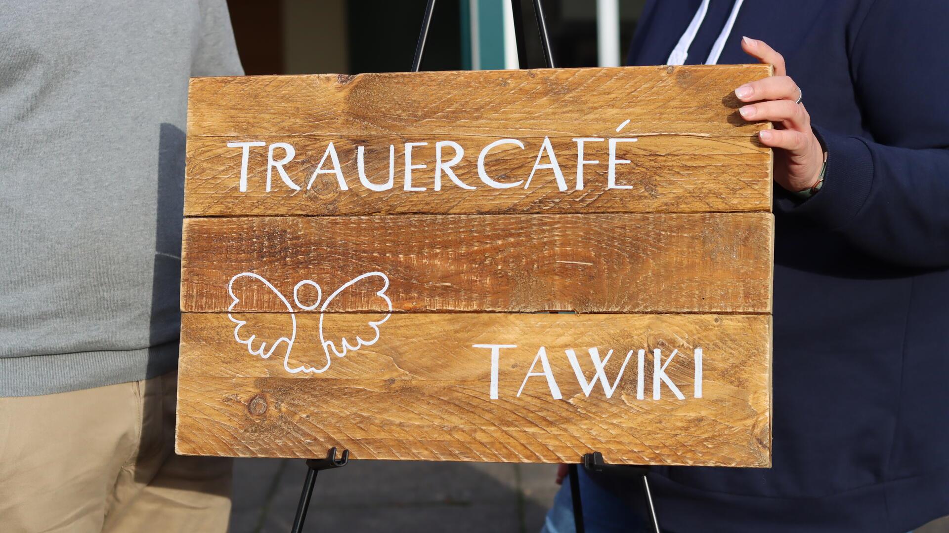 Das Trauercafé öffnet immer in einem anderen Gemeindehaus der Kirchenregion Tarmstedt-Wilstedt-Kirchtimke (TaWiKi) seine Türen. Dort, wo das Holzbrett auf der Staffelei steht, sind Besucher richtig.