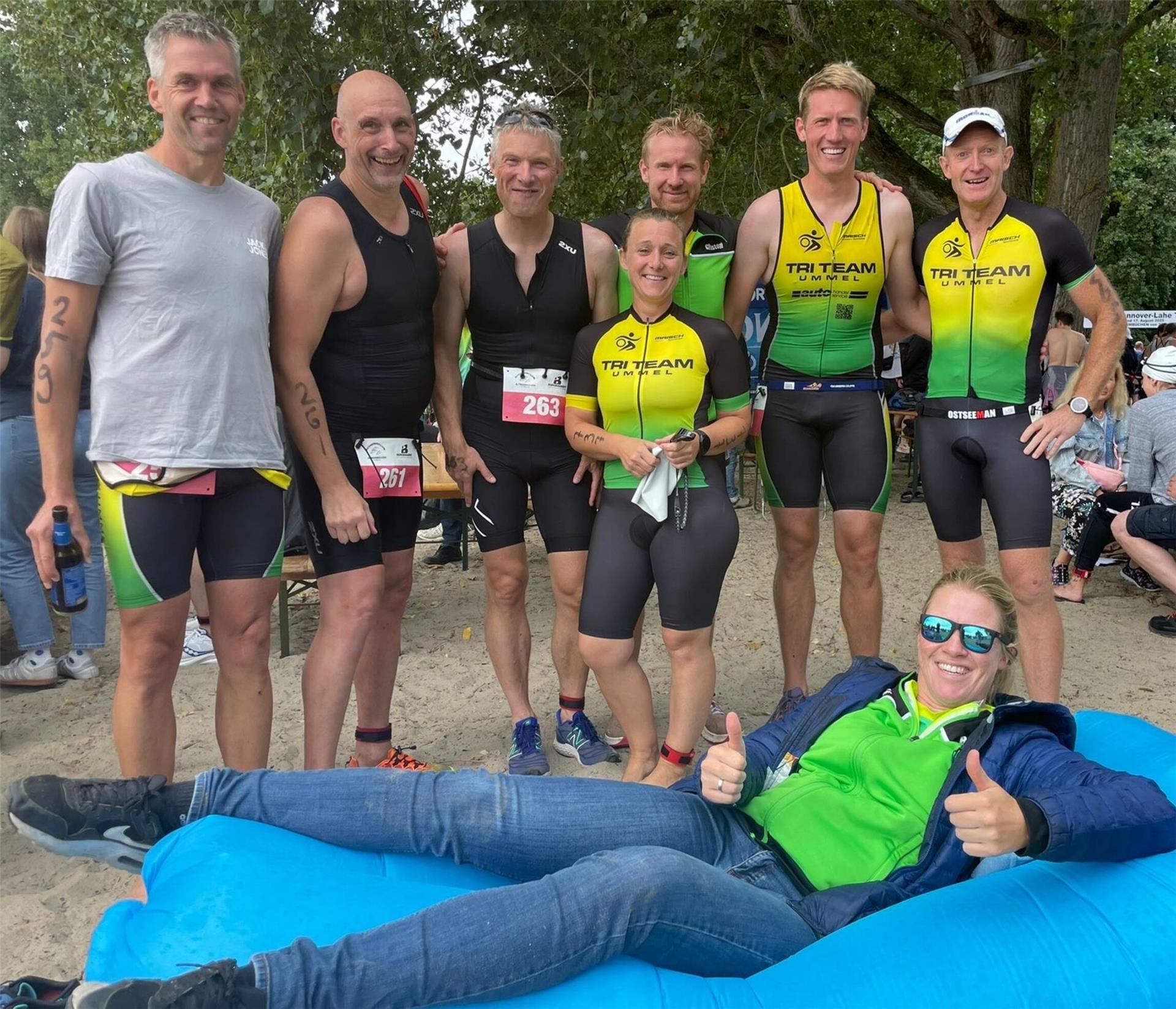 Das Tri Team Ummel (von links) mit Axel Mehrtens, Olaf Erich, Ulli Schloh, Ilka Schöning, Christoph Knospe, Lüder Mohrmann und Axel Röhrs, vorn Britta Poppe, hatte viel Spaß bei Triathlon-Wettkämpfen in Hannover und Helmstedt.