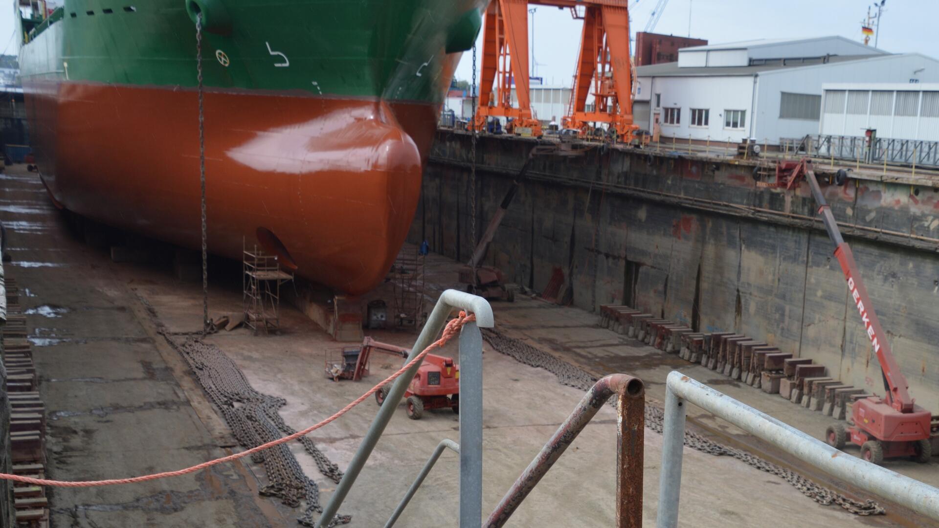 Das Trockendock der Traditionswerft EWD (Emder Werft und Dock GmbH) in Emden