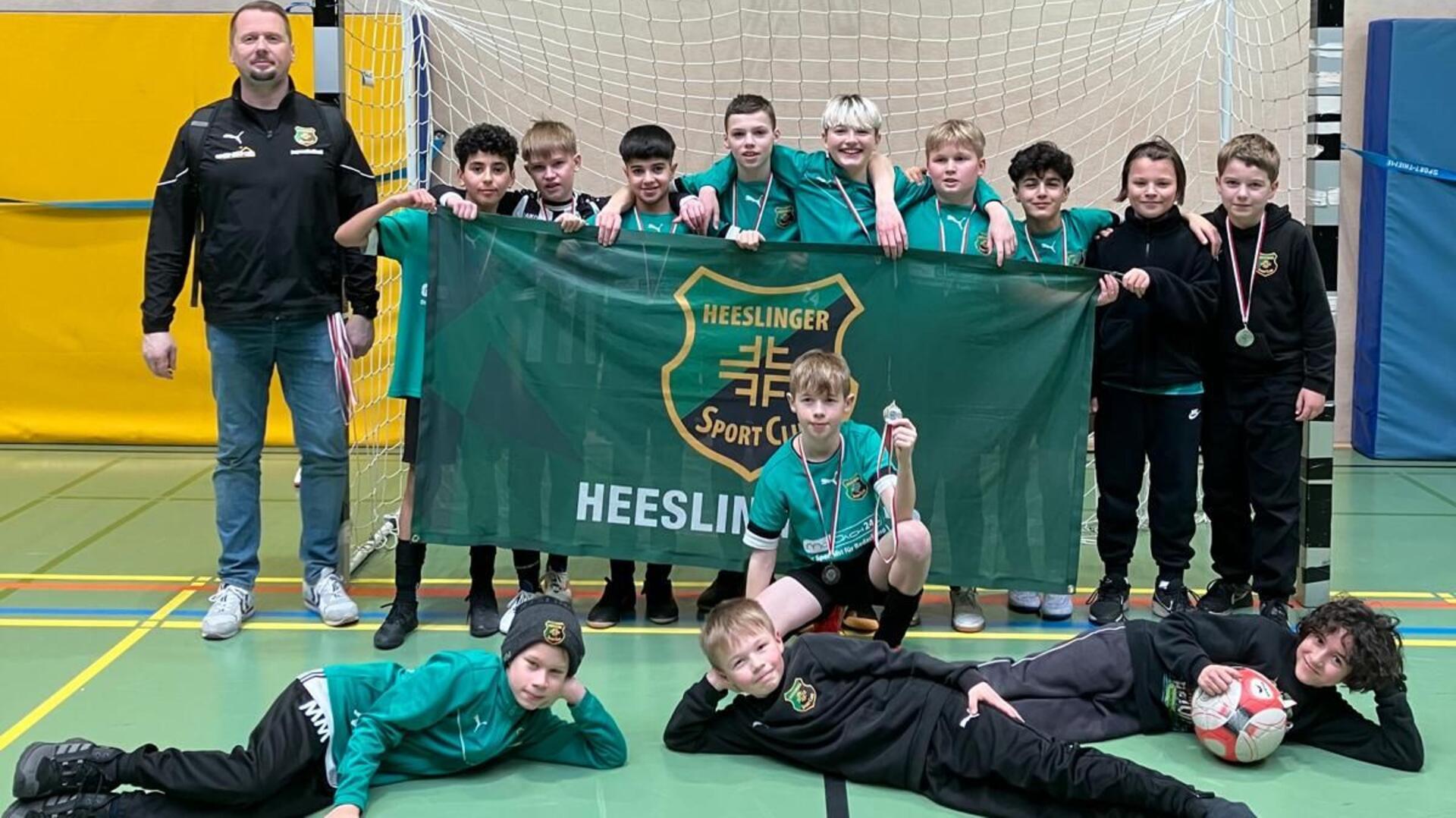Das U12-Team des Heeslinger SC um Trainer Ronny Hollegien ist Vize-Kreismeister in der Halle.