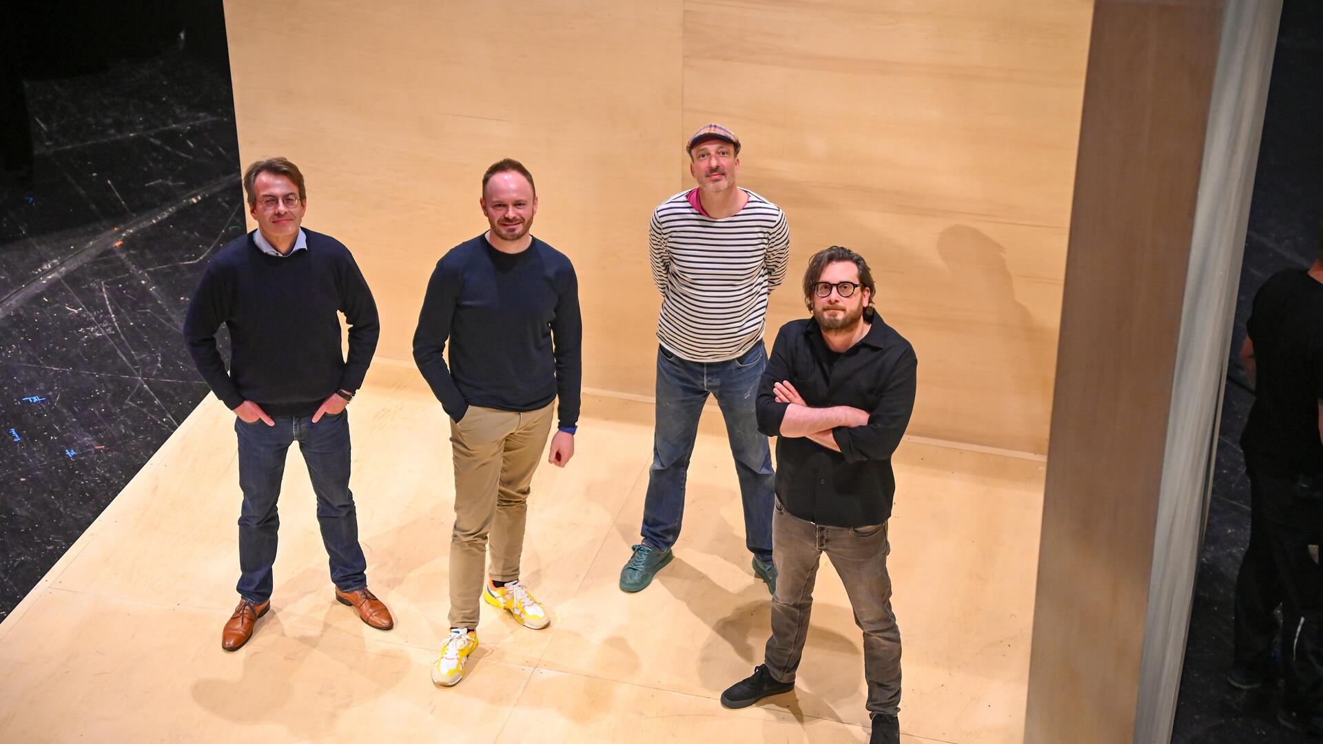 Erst nur angedeutet ist der Bühnen-Raum, aus dem ab 3. Mai am Stadttheater Bremerhaven die Welt des Träumers „Peer Gynt“ entsteht: Auf die deutsche Uraufführung der Oper aus der Feder des estnischen Komponisten Yüri Reinvere sind selbst die „Macher“ gespannt: (von links) Generalmusikdirektor Marc Niemann, der Leiter des Musiktheaters Markus Tatzig, Kostümbildner Tassilo Tesche (München) und Regisseur und BühnengestalterJohannes Pölzgutter (Wien).
