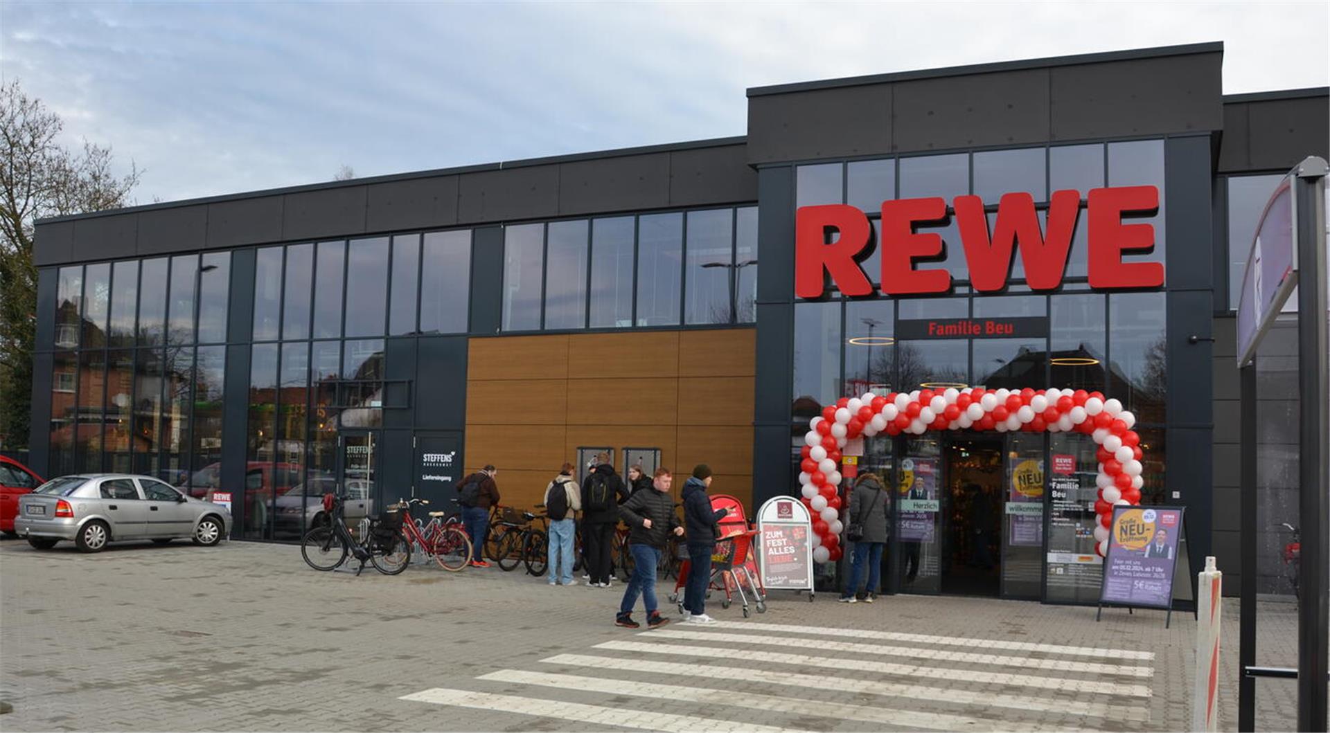 Der Supermarkt-Neubau an der Zevener Labesstraße ist am Eröffnungstag mit Ballongirlanden geschmückt.