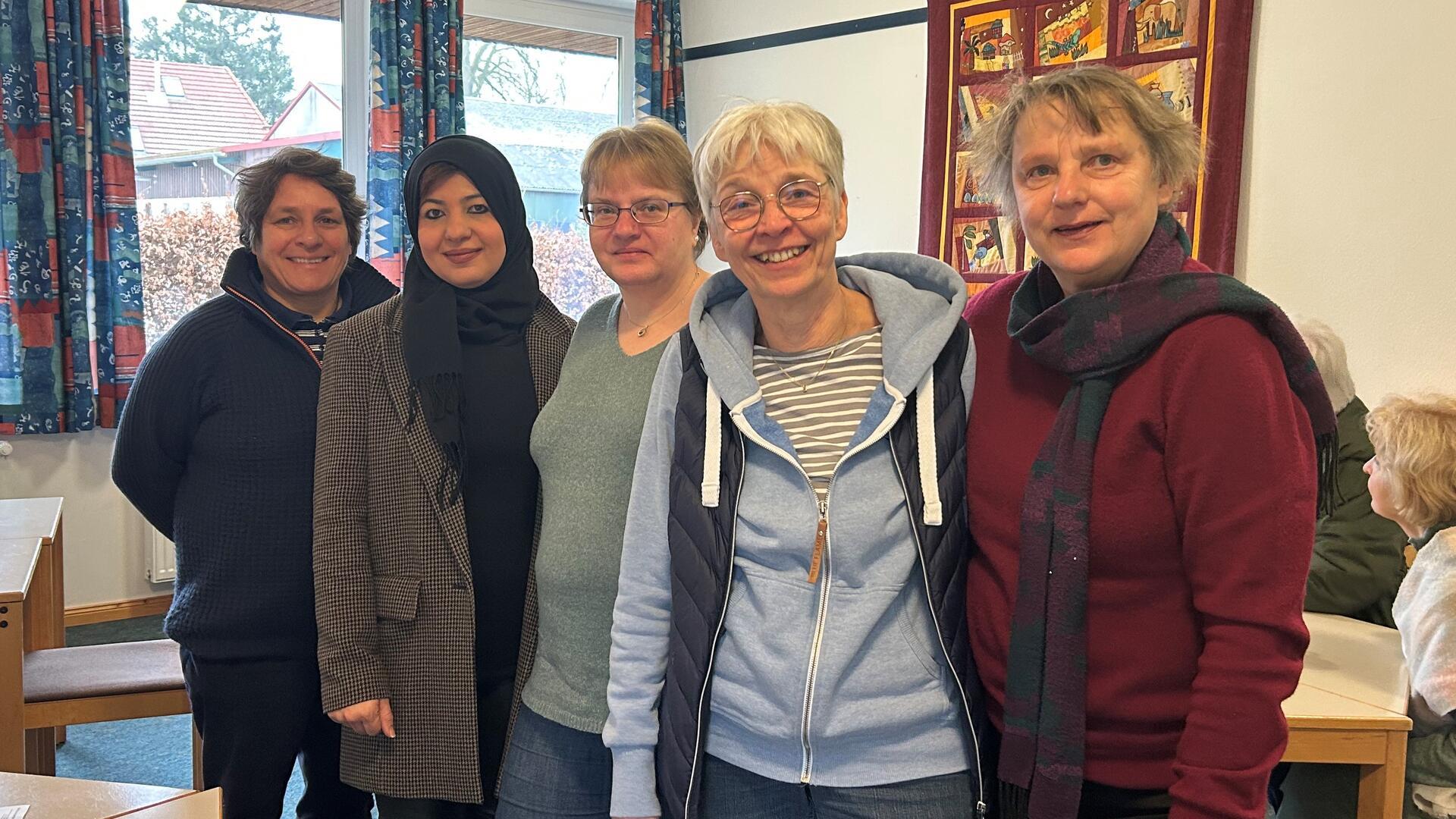 Das Vorbereitungsteam besteht aus insgesamt neun Personen. Die Aus-Tausch-Treff-Auftaktveranstaltung betreuen (von links): Diakonin Sandra Rudat, Rasha Alwan, Elke Rademaker, Leonore Holsten, Maria Behr.