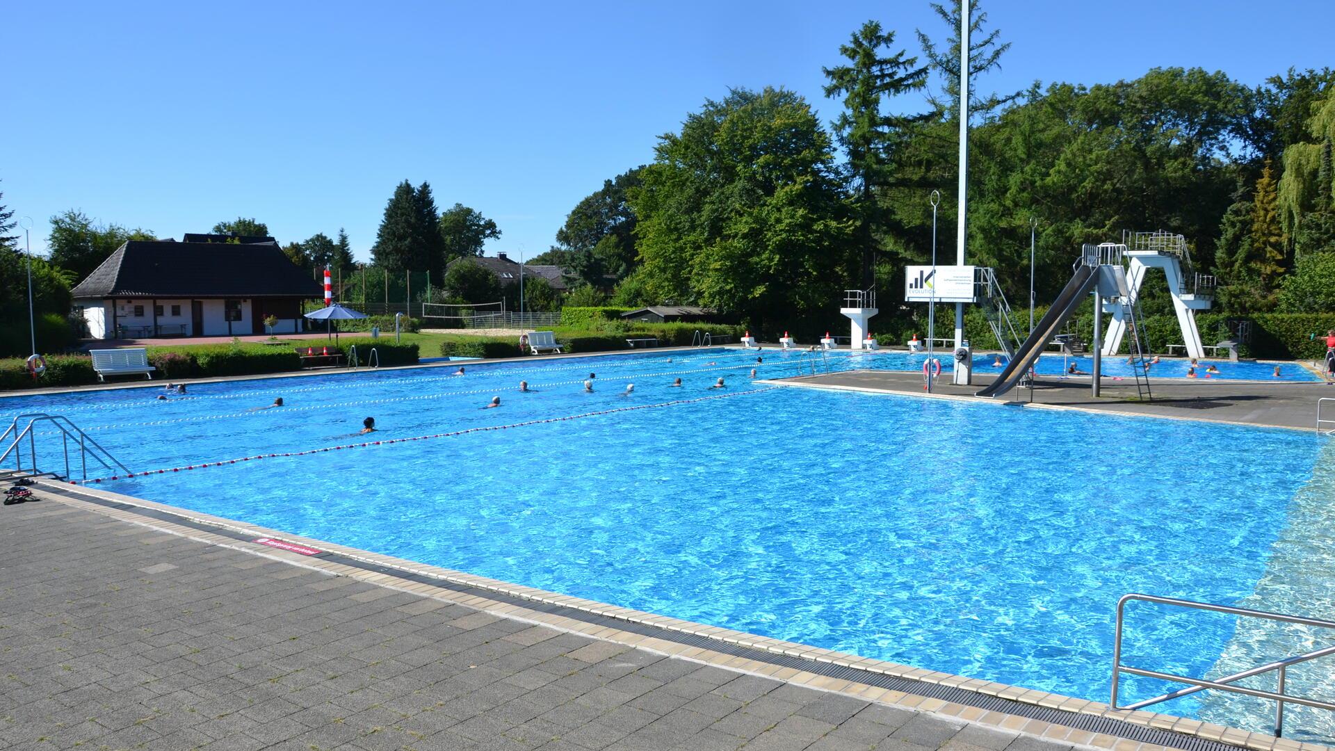 Ein blau leuchtendes Wasserbecken.