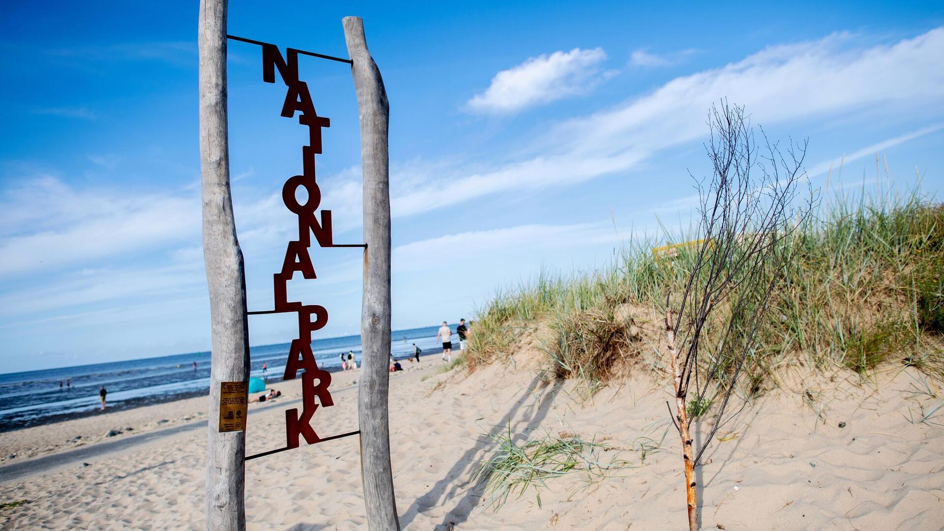 Der Schriftzug «Nationalpark» steht an einem Strandabschnitt.