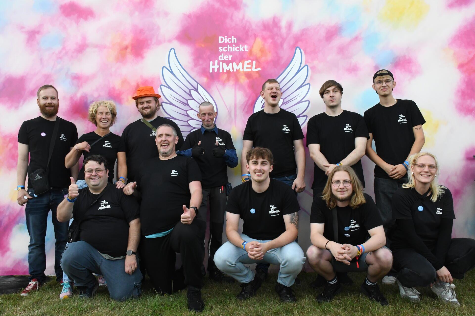 Das Werke-Team ist stolz auf die neue, bunte Foto-Wand, vor der sich Ferdi-Besucher mit Engelsflügeln ablichten lassen können.