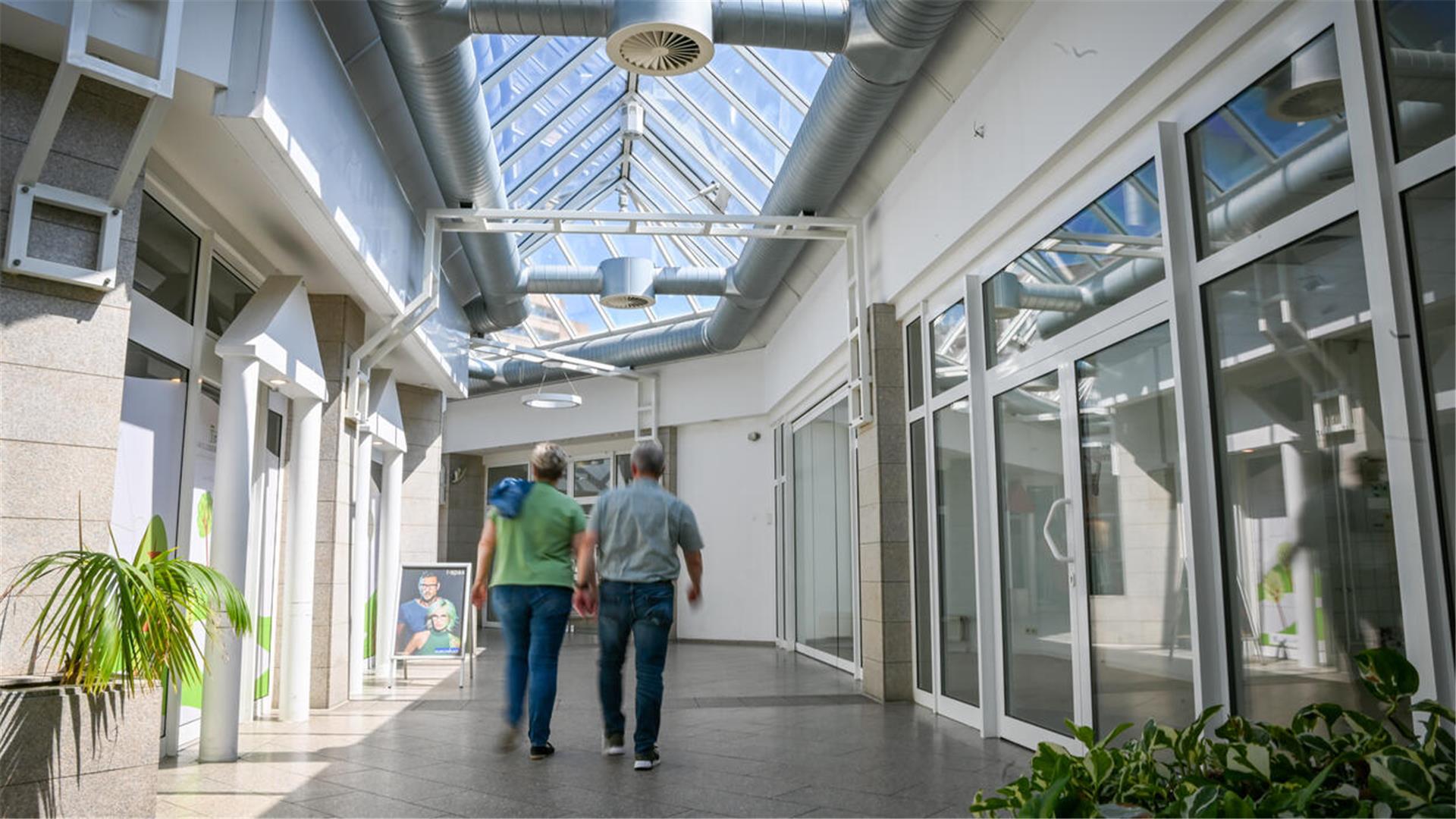 Zwei Besucher im Wulsdorf-Center. Das Wulsdorf-Center steht größtenteils leer. Früher war es das Einkaufszentrum in Wulsdorf.