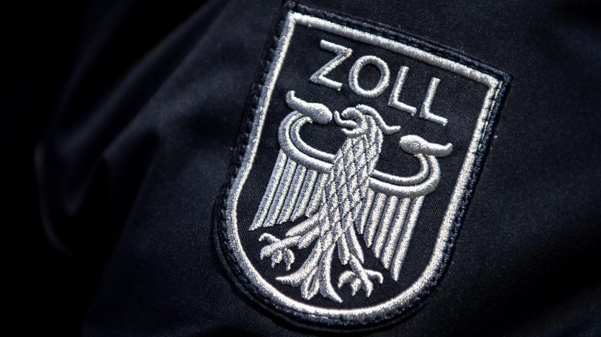 Das Zoll-Abzeichen auf der Uniform eines Beamten.