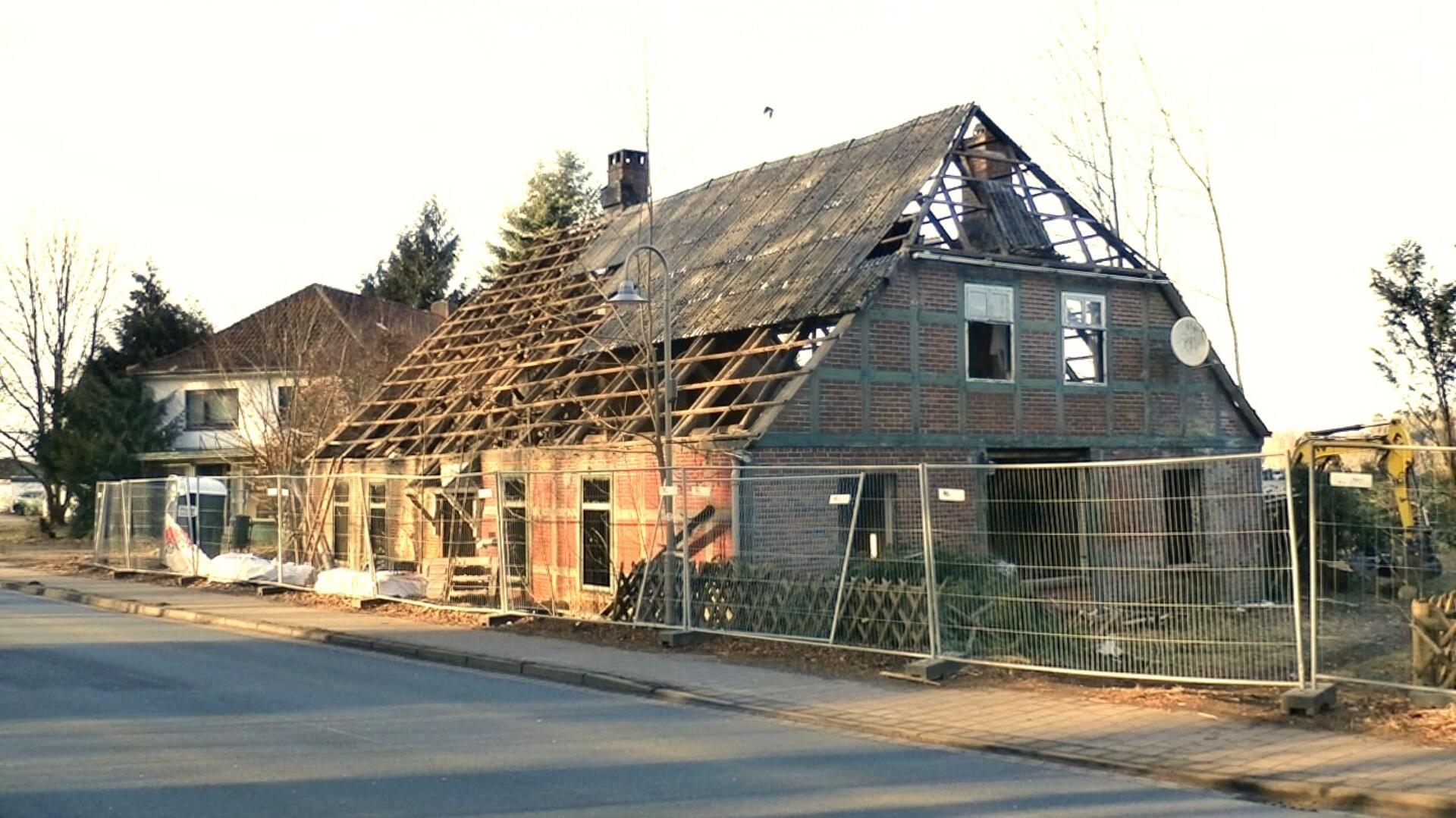 Ein altes Fachwerkhaus. Die Mauern stehen noch, das Dach ist zum Teil abgedeckt.