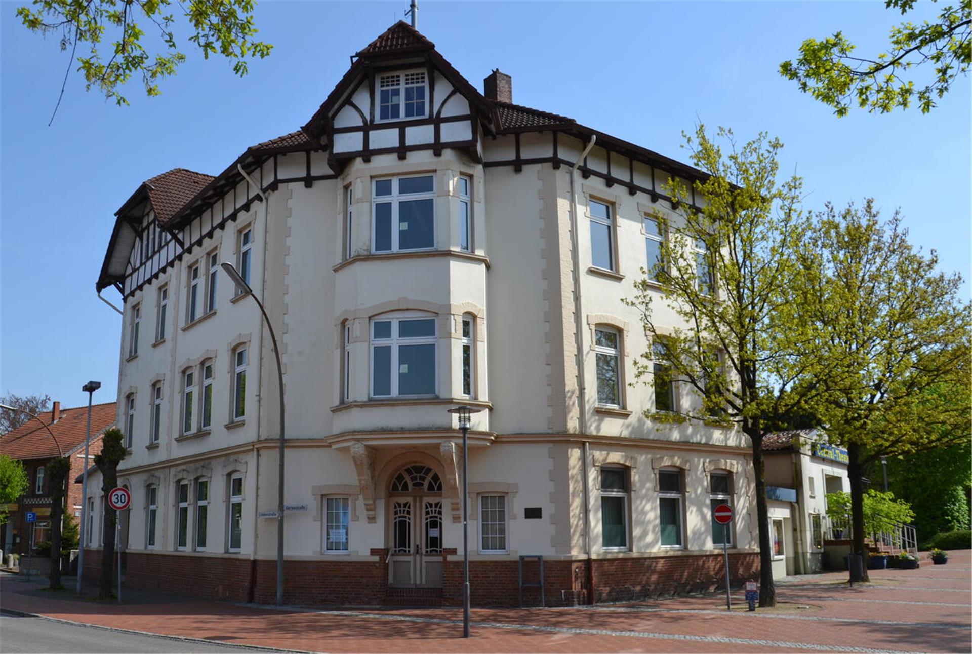 Müller's Hotel, Kreisverwaltung, Polizei