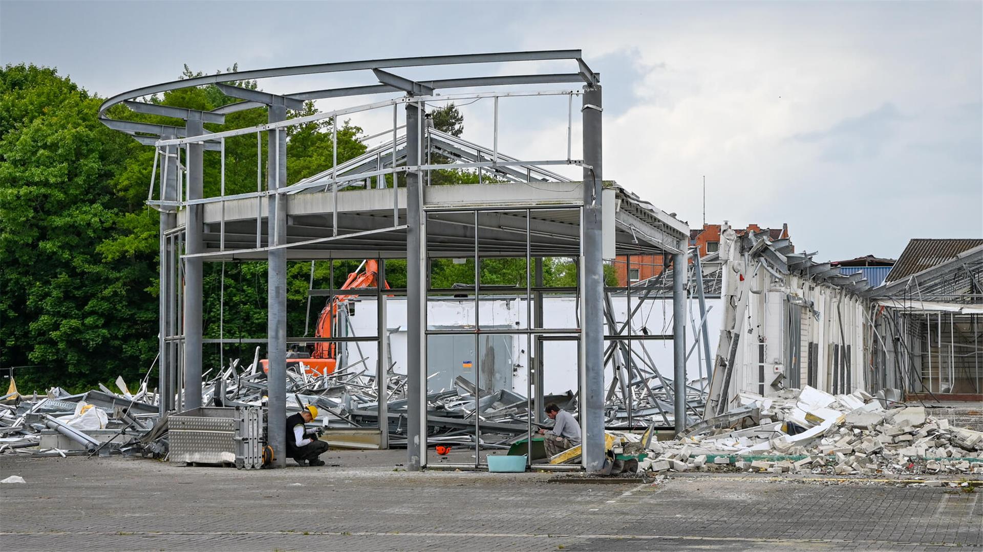 Blick auf ein Gartencenter, das bereits in Teilen abgerissen ist.