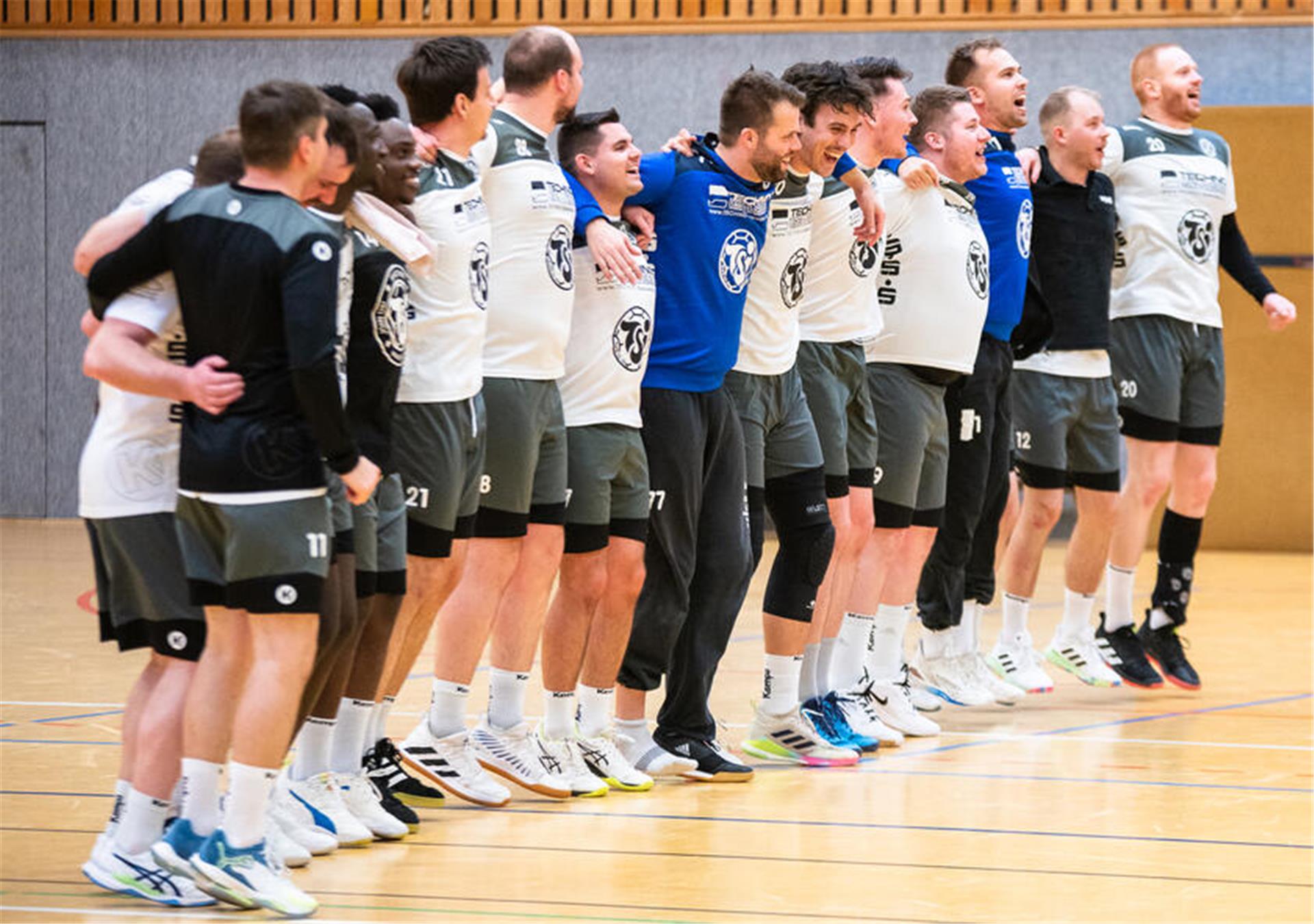 TuS Zeven stürmt an die Tabellenspitze: 34:25-Sieg über MTV Himmelpforten Das feiern mit den zahlreichen Fans auf der Tribüne machte den Zevener Spielern als Spitzenreiter besonders viel Spaß.
