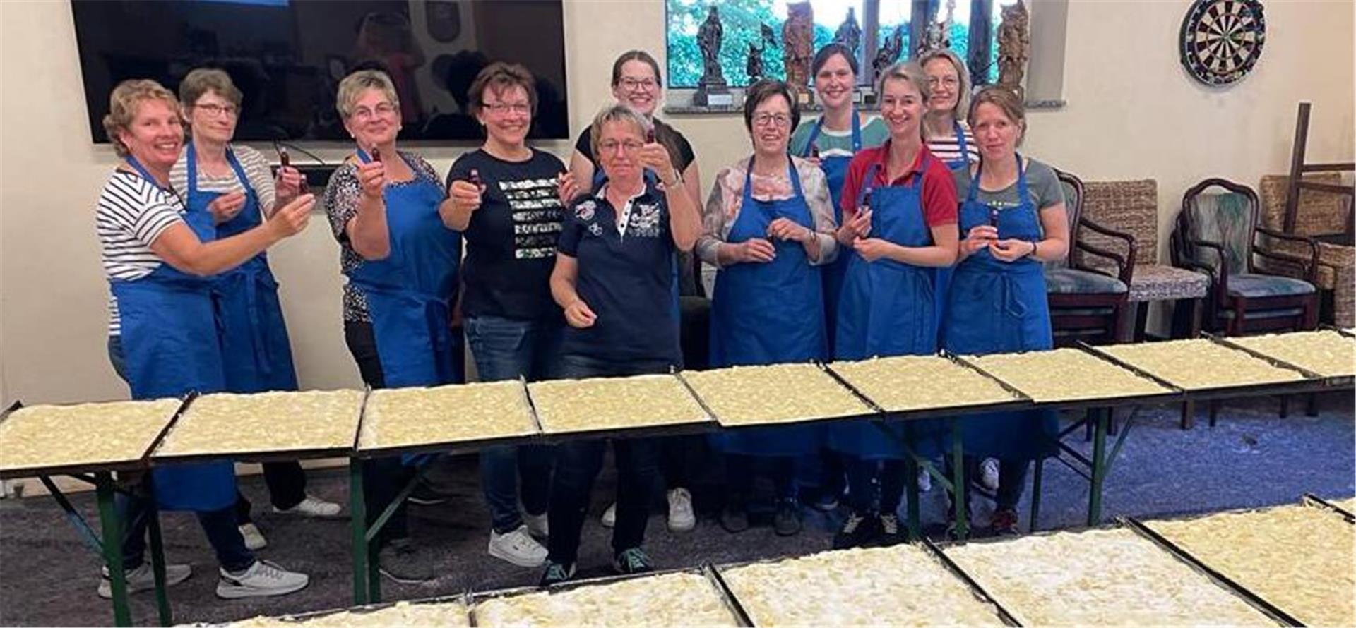Das fleißige Kuchenteam sorgt dafür, dass die Besucher beim Backfest gut versorgt sind.