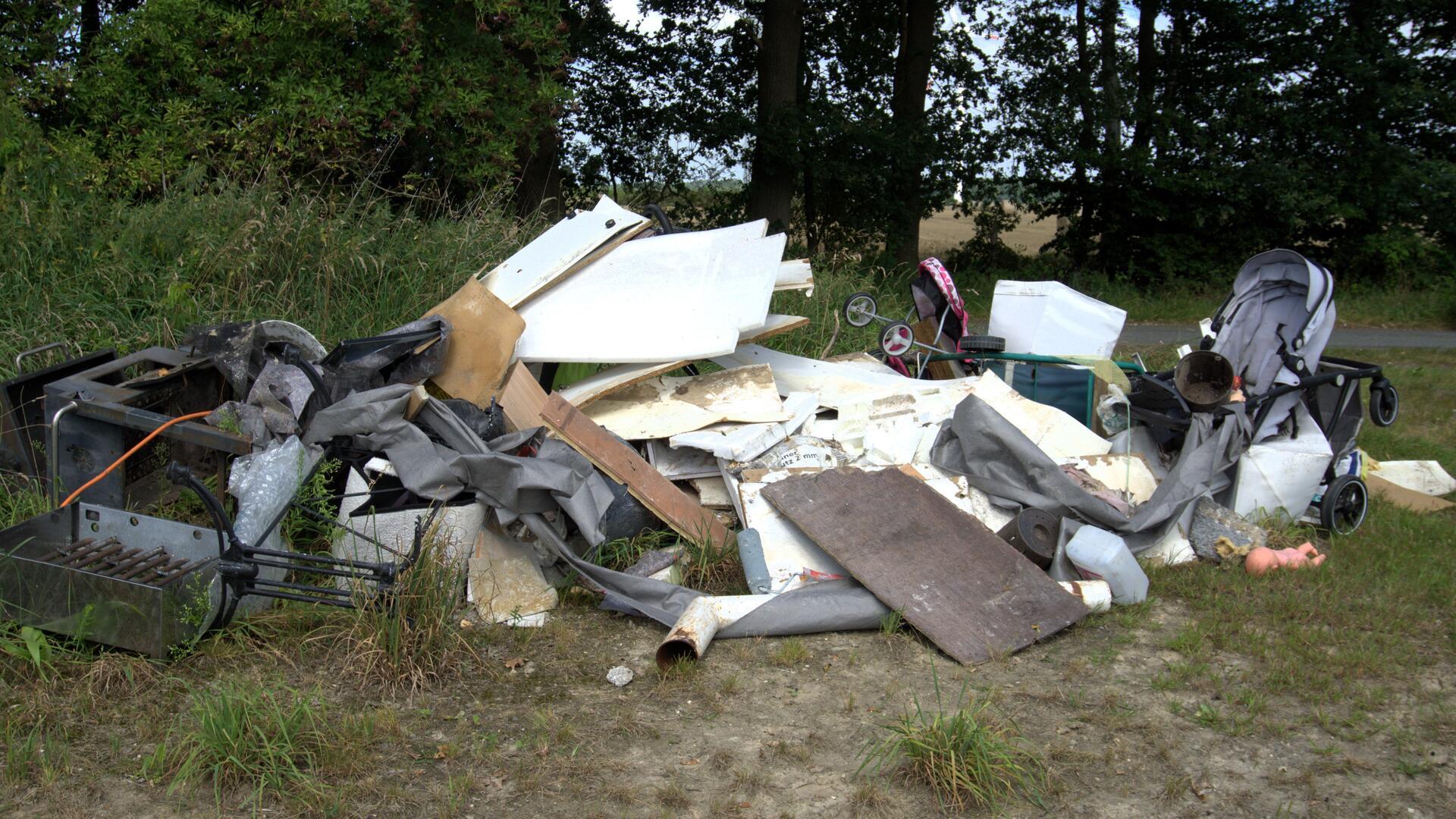 Illegal abgekippter Müll liegt am Wegesrand