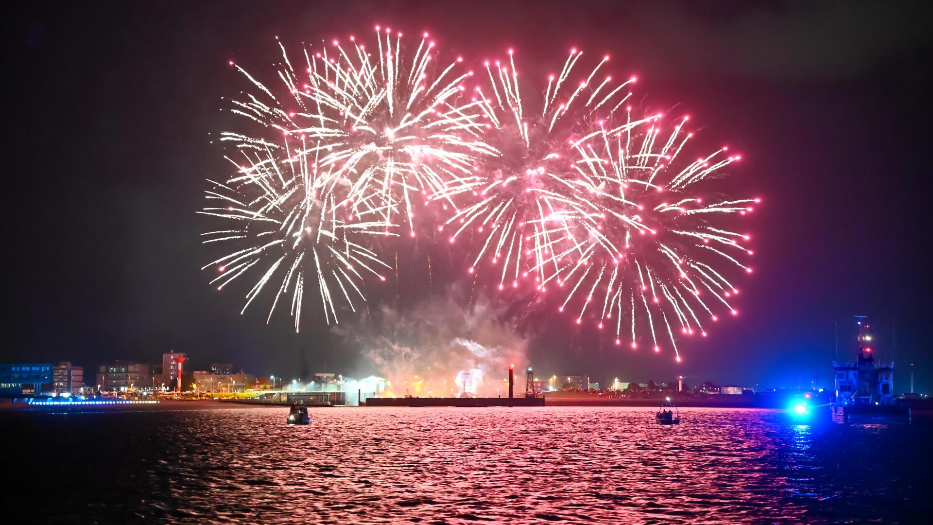 Feuerwerk erstrahlt über der Sail 2025 in Bremerhaven.