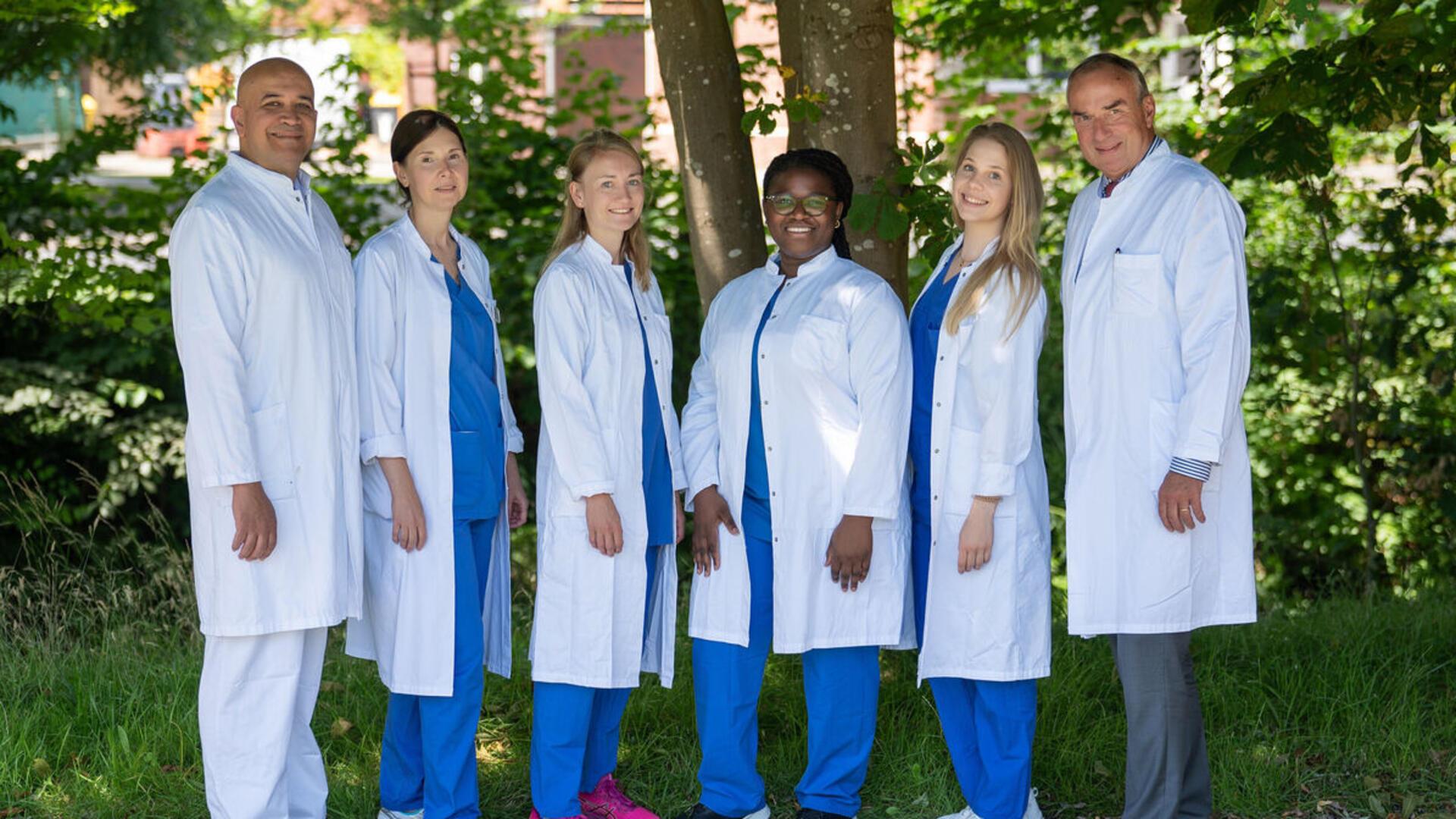 Das gynäkologische Ärzteteam der Helios-Klinik Cuxhaven um Chefarzt Prof. Dr. Dirk Kieback (r.).