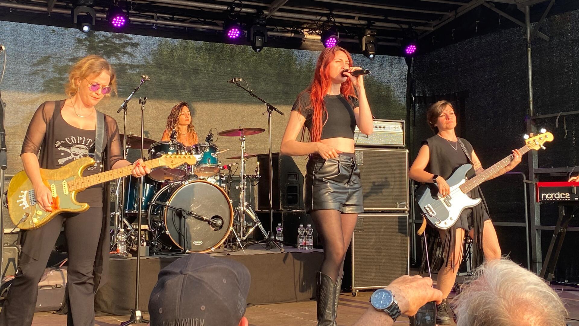 Das italienische Frauen-Quintett „Strange Kind Of Women“ begeisterte das Publikum mit Coversongs der Kultband Deep Purple.