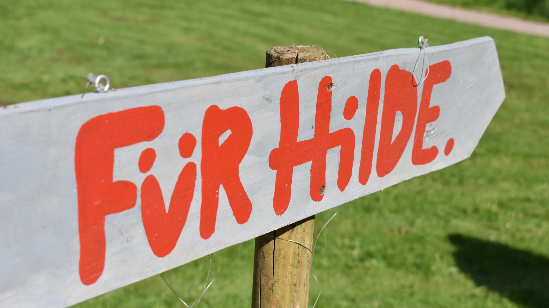 Ein Festival-Schild des Für Hilde