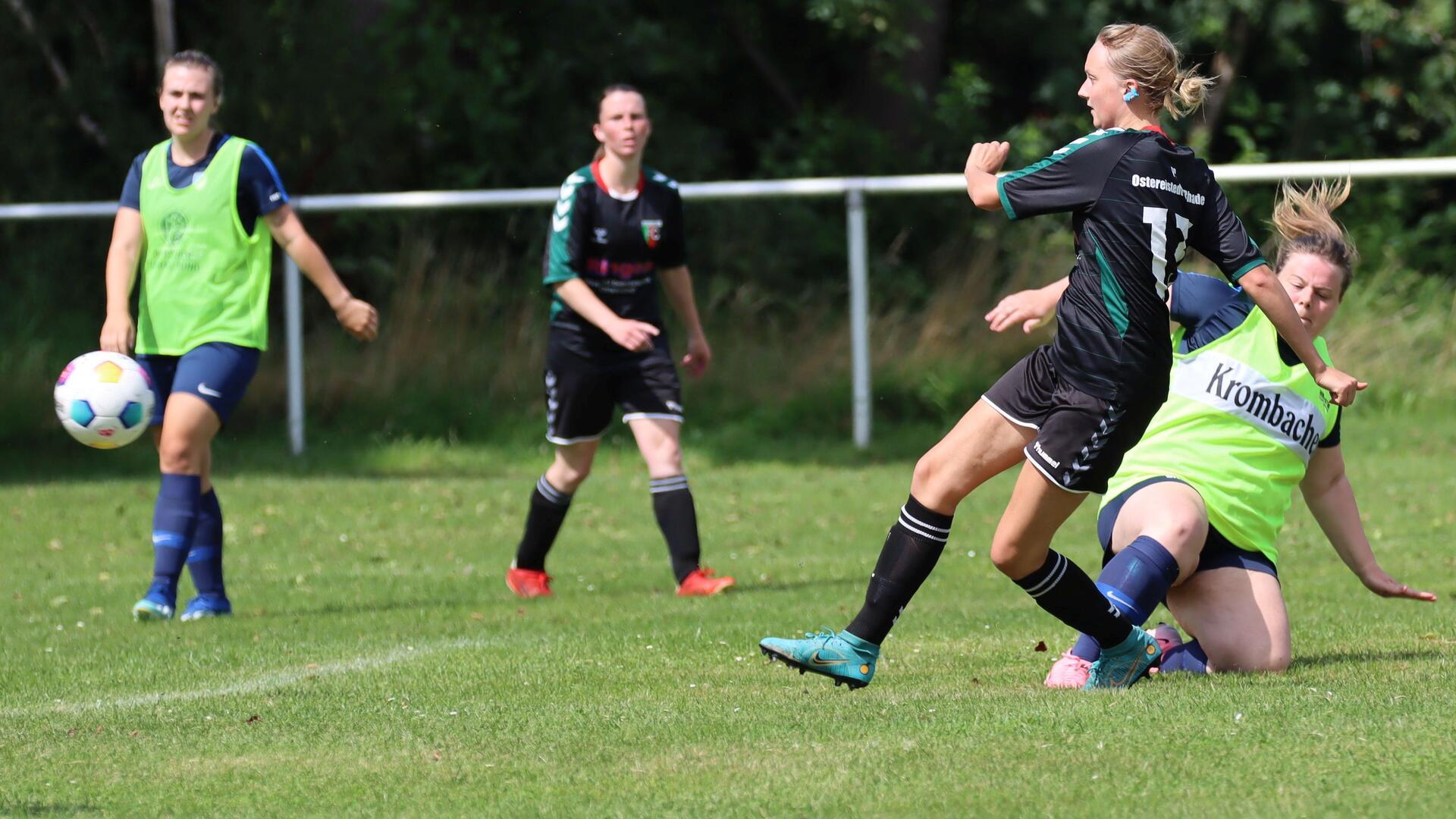 Das neu formierte Frauenteam des FC Ostereistedt/Rhade (hier Jana Meyer beim Torschuss) empfängt im Bezirkspokal die Kickerinnen des TSV Fischerhude/Quelkhorn.
