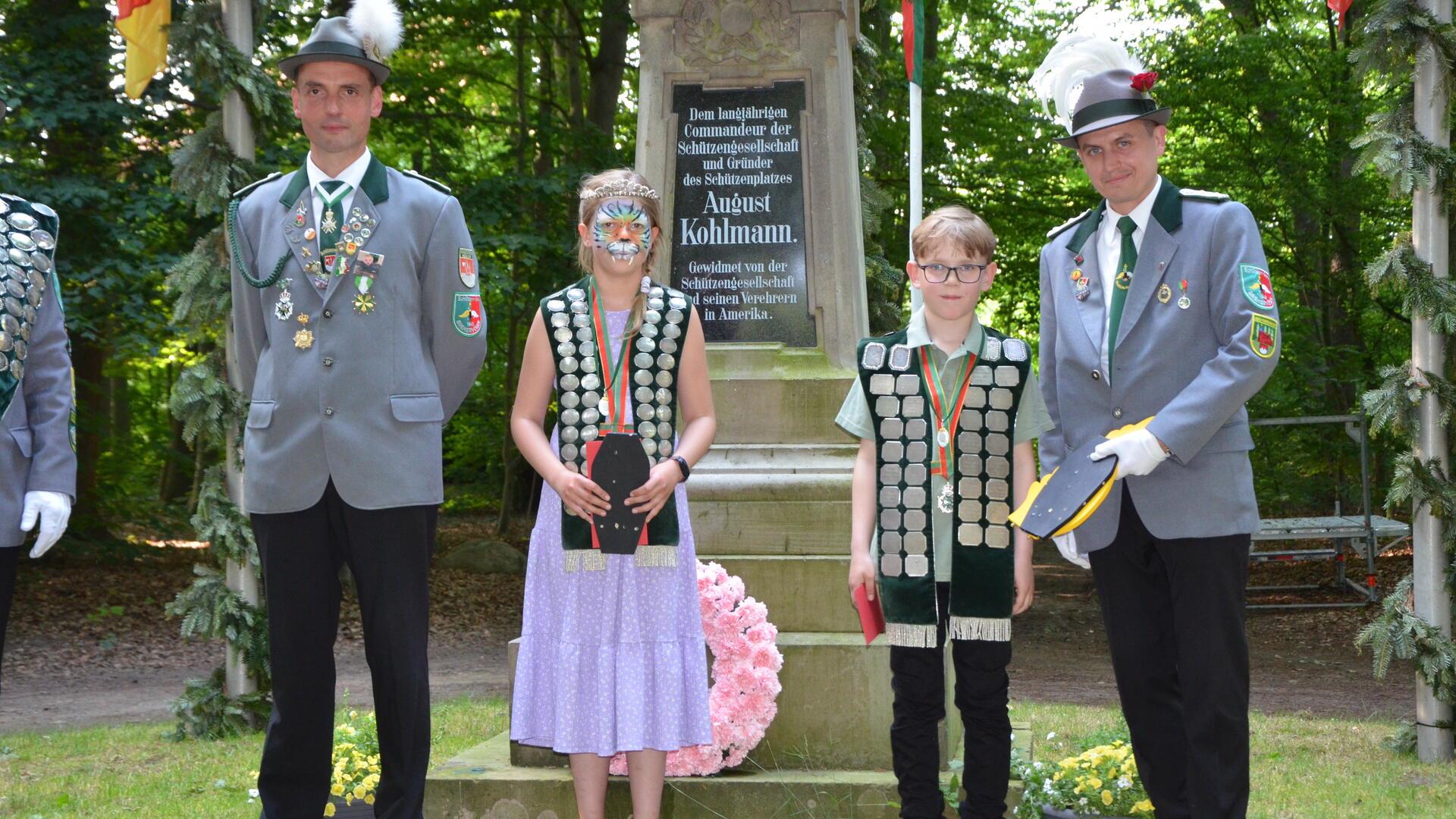 Das neue Kinderkönigspaar Cataleya Mahnken und Marlon Prietz wurde am Sonnabend von den Schützen Jens Heidemann (rechts) und Simon Brückmann am Kohlmann-Denkmal gekrönt.