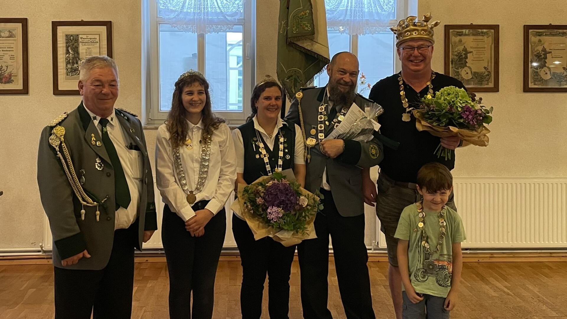 Schützenkönige mit Blumensträußen