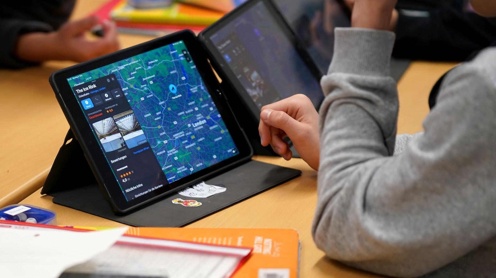 Kind nutzt Tablet im Unterricht