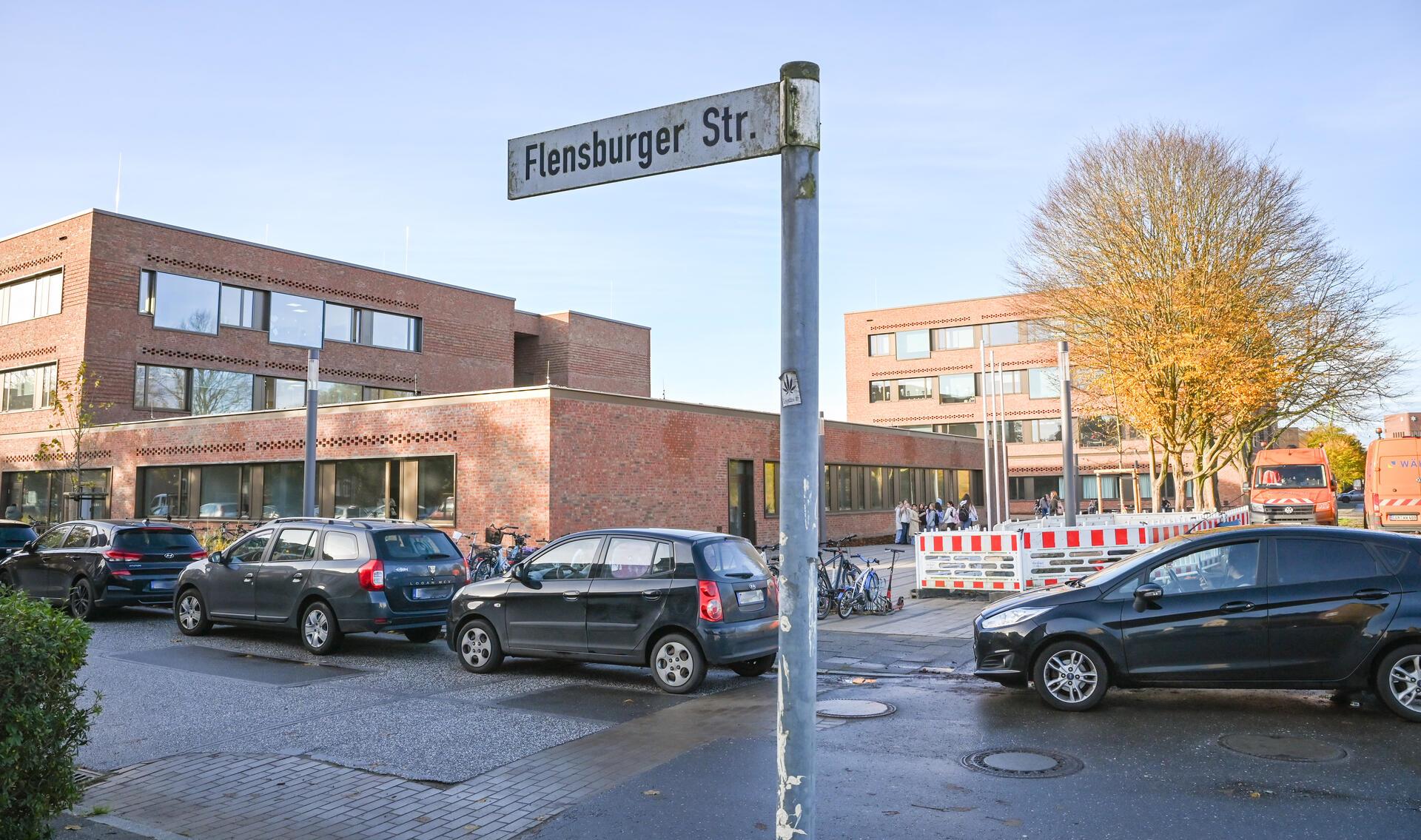 Das neue Schulzentrum an der Hamburger Straße vereint eine Grundschule und eine ...