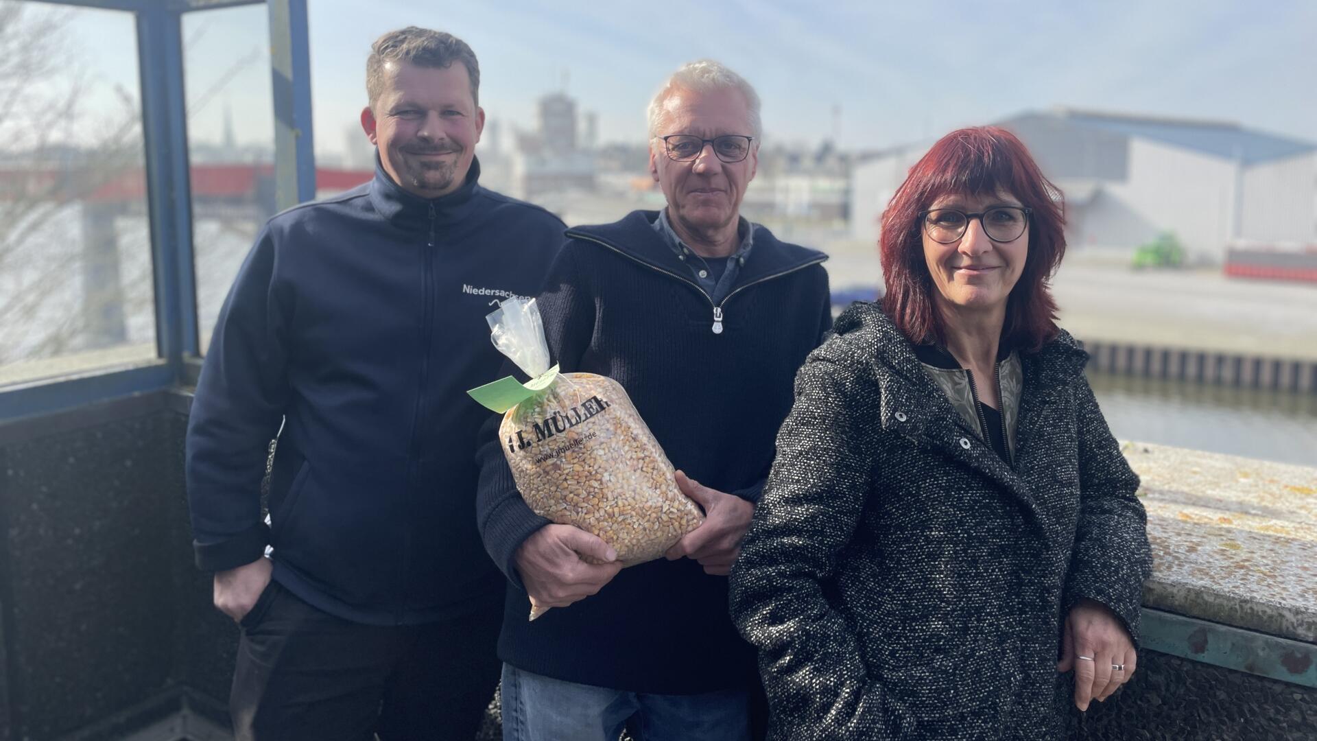 Das neue Stück der Theatergruppe „Das letzte Kleinod“, mit dem Titel „Reibholz“, wird im Mai im Braker Binnenhafen aufgeführt. Von links: Christian Helten (Leiter NPoprts Brake), Jens Erwin Siemssen (Autor und Regie) und Juliane Lenssen (Co-Leiterin).