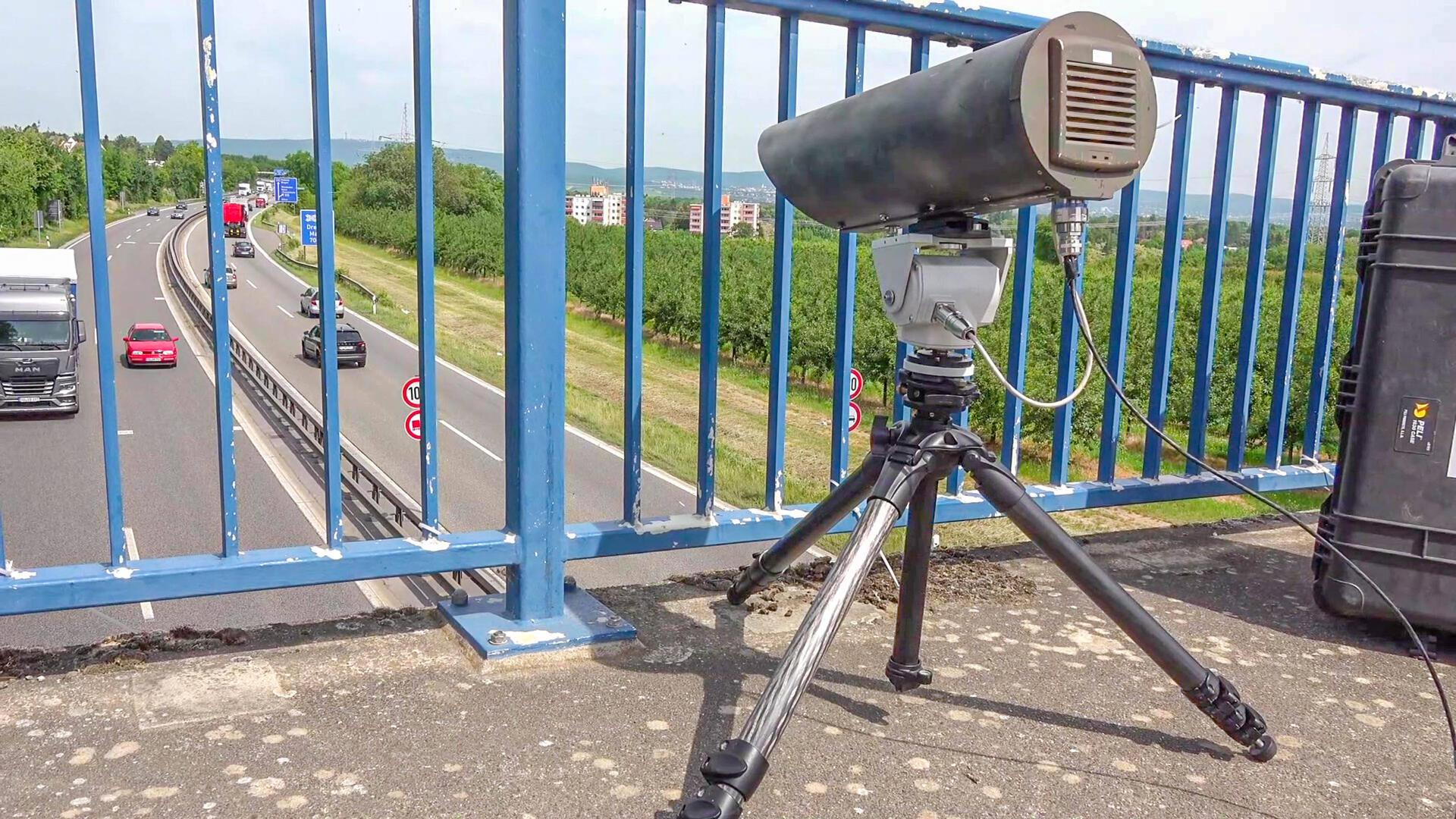 Einer der neuen Handy-Blitzer auf einer Autobahn-Brücke.